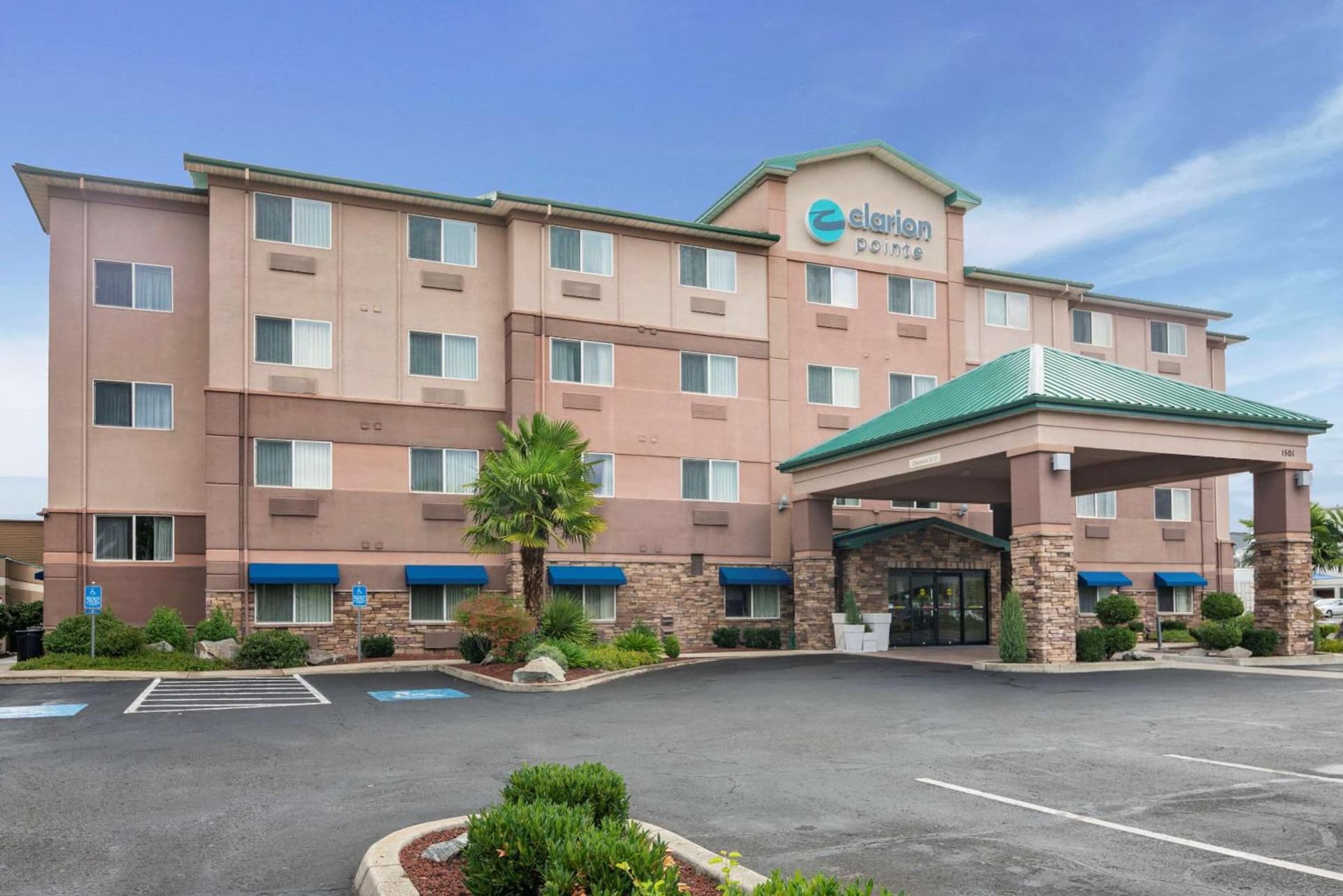 Clarion Pointe Medford exterior or lobby in Medford, OR — main listing photo