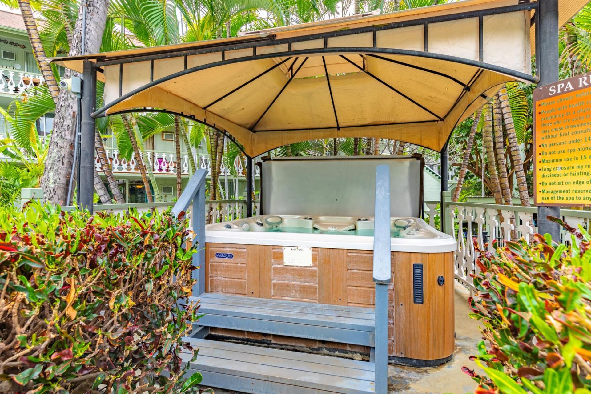 Kona Islander Inn - Prime Downtown Location with Hot Tub, Pool & Beach interior in Kailua-Kona — gallery photo 2