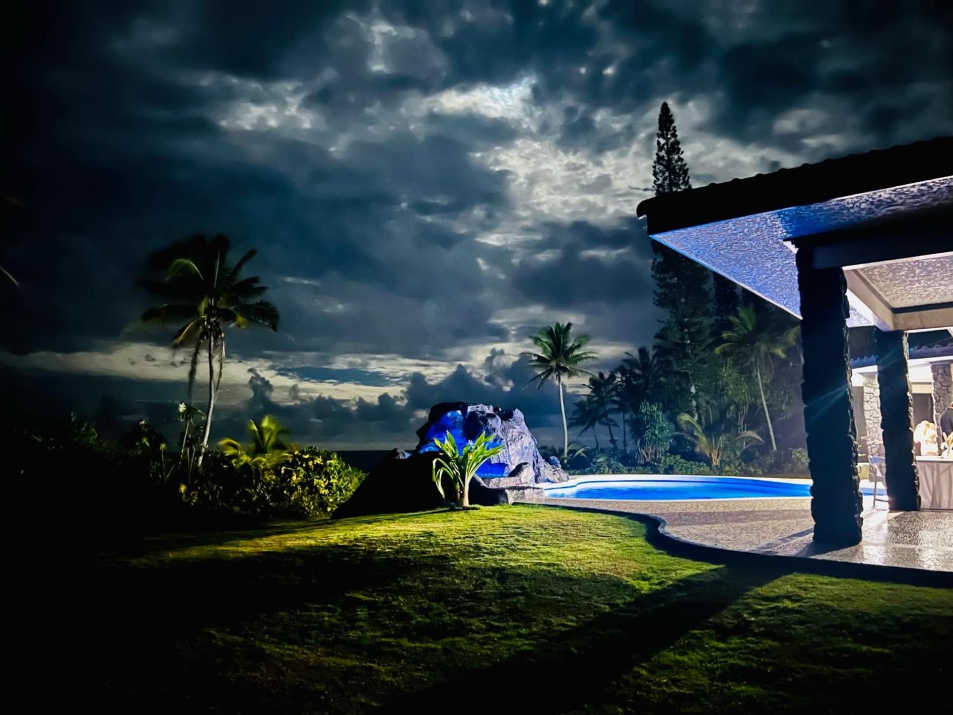 Wild Blue Water interior in Pahoa, HI — gallery photo 2
