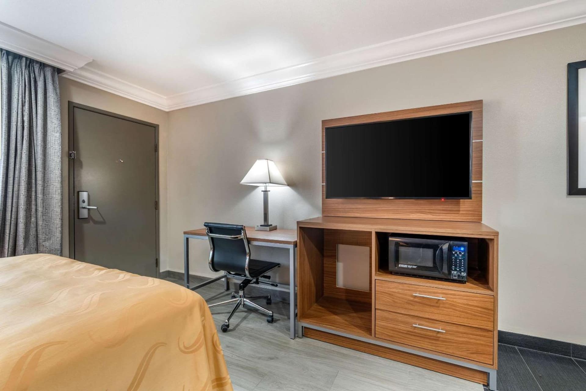 Quality Inn & Suites Vacaville interior in Vacaville, CA — gallery photo 2