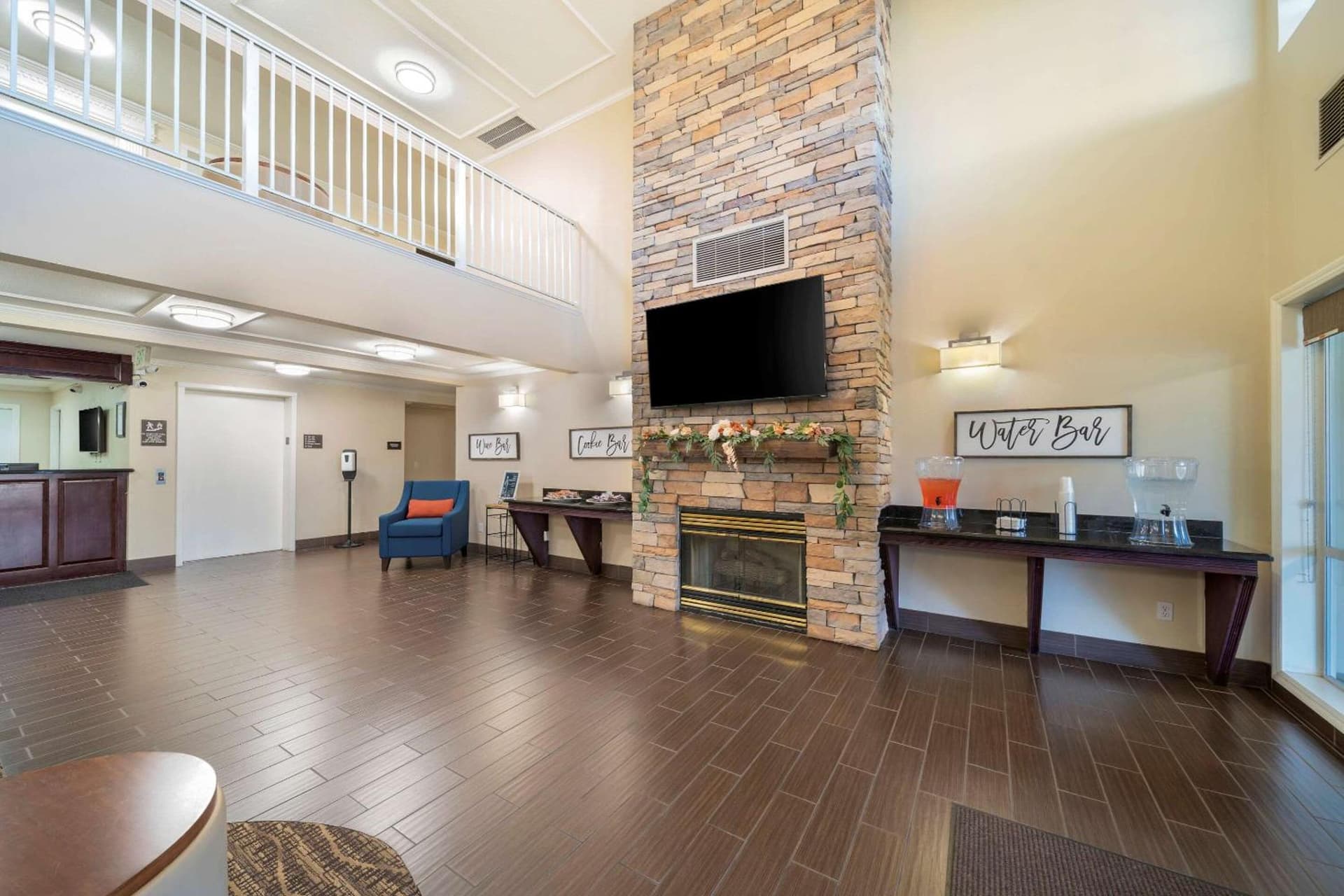Comfort Suites Red Bluff near I-5 interior in Red Bluff, CA — gallery photo 2