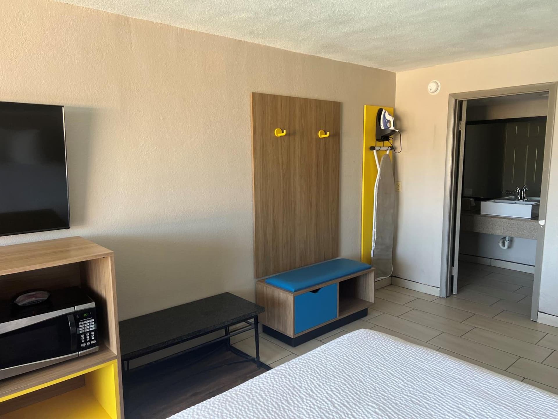 Days Inn by Wyndham St. Petersburg Central gallery photo in St Petersburg, FL — image 4