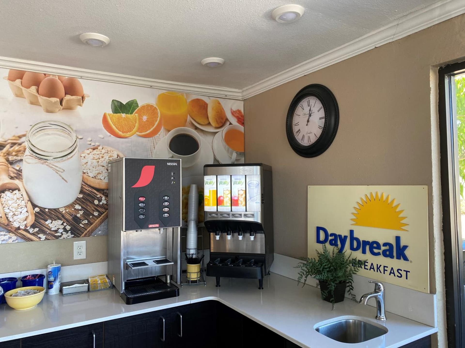 Days Inn by Wyndham St. Petersburg Central gallery photo in St Petersburg, FL — image 7