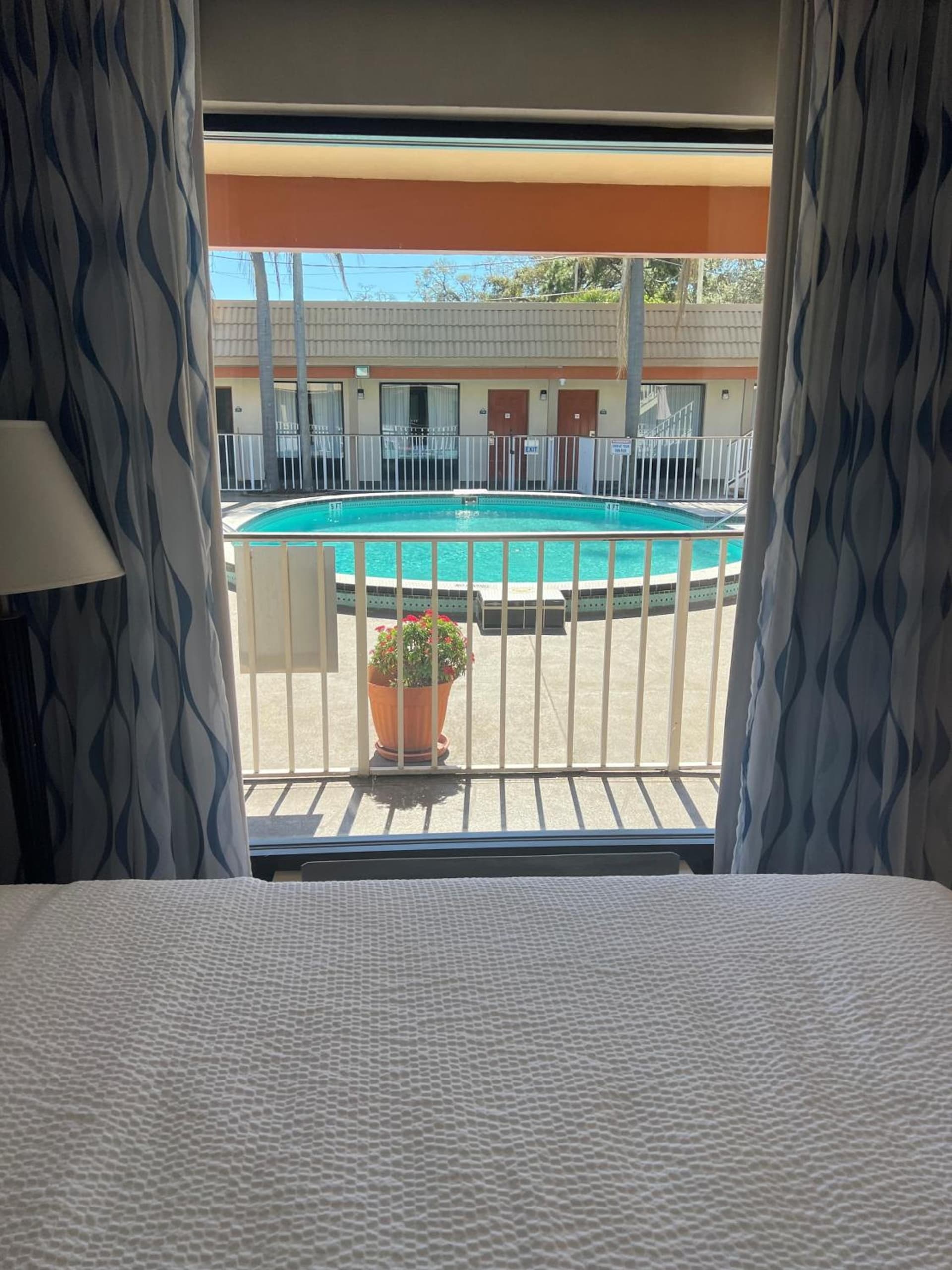 Days Inn by Wyndham St. Petersburg Central gallery photo in St Petersburg, FL — image 21