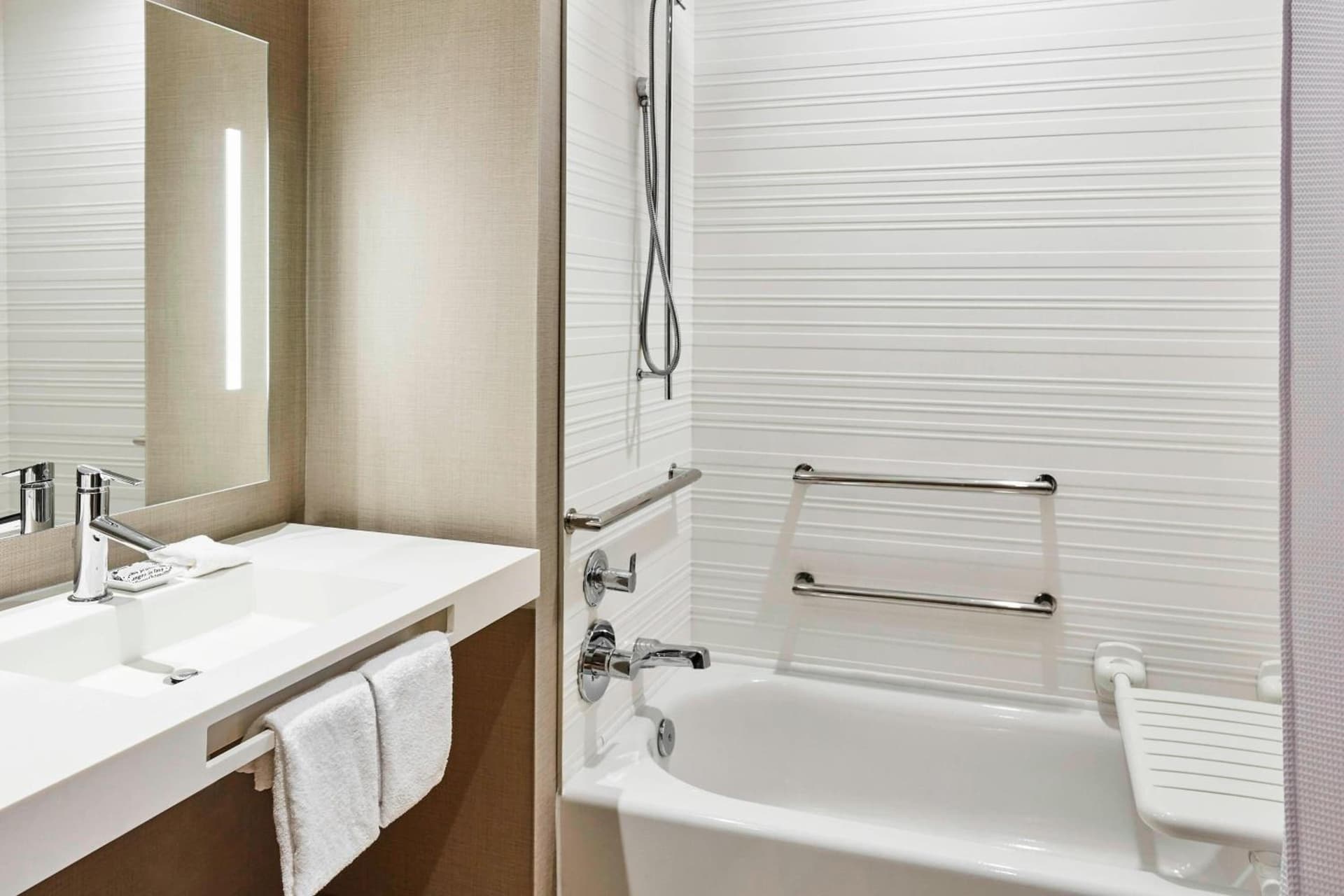 AC Hotel by Marriott Cincinnati at The Banks gallery photo in Cincinnati, OH — image 4