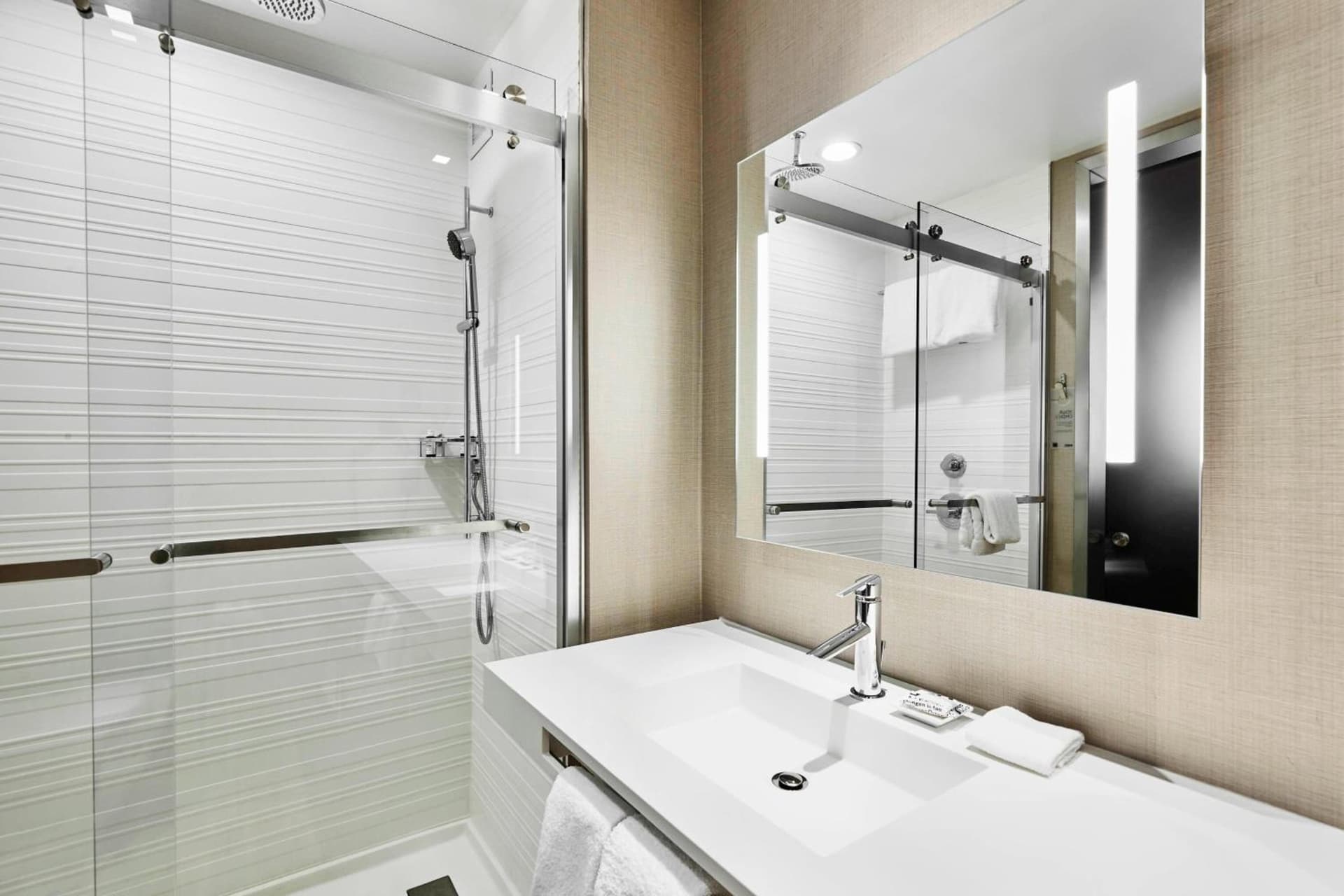AC Hotel by Marriott Cincinnati at The Banks gallery photo in Cincinnati, OH — image 28