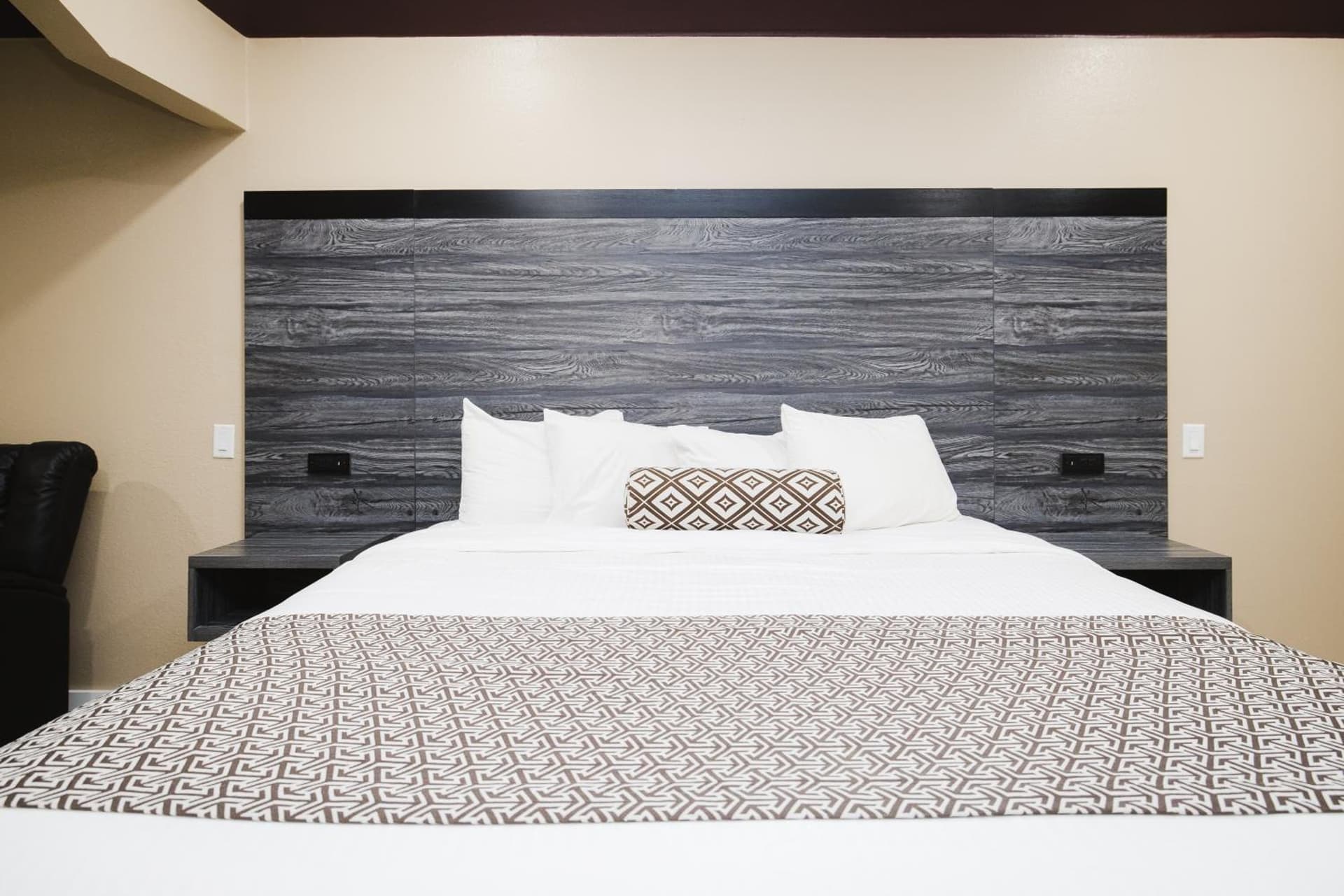 Sapphire Inn & Suites interior in Channelview, TX — gallery photo 2