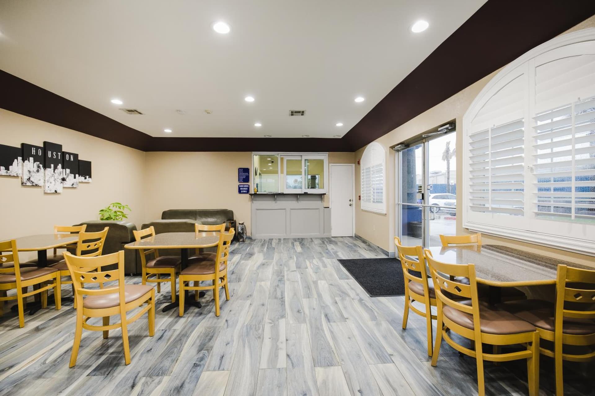 Sapphire Inn & Suites property views in Channelview, TX — gallery photo 3