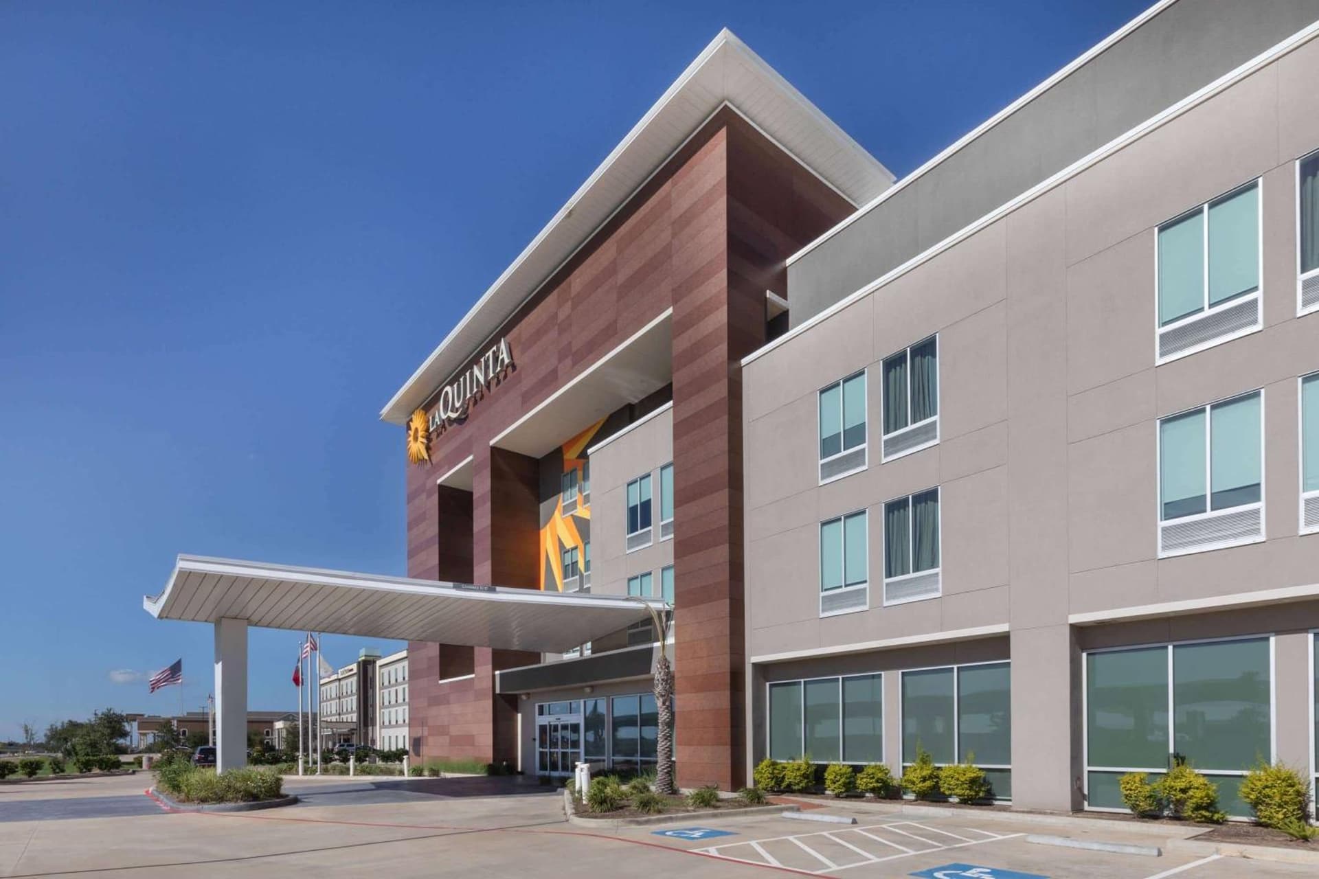 La Quinta Inn & Suites by Wyndham Texas City I 45 Galveston Area interior in Texas City, TX — gallery photo 2