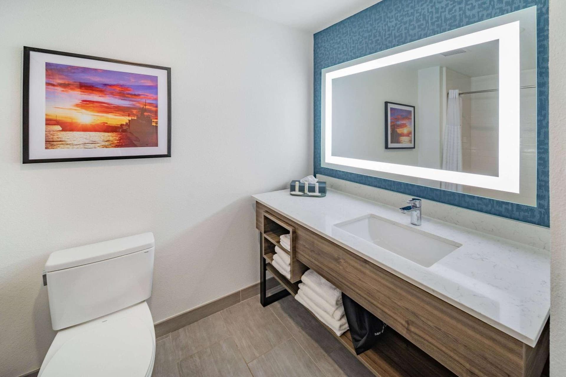 La Quinta Inn & Suites by Wyndham Texas City I 45 Galveston Area interior in Texas City, TX — gallery photo 2