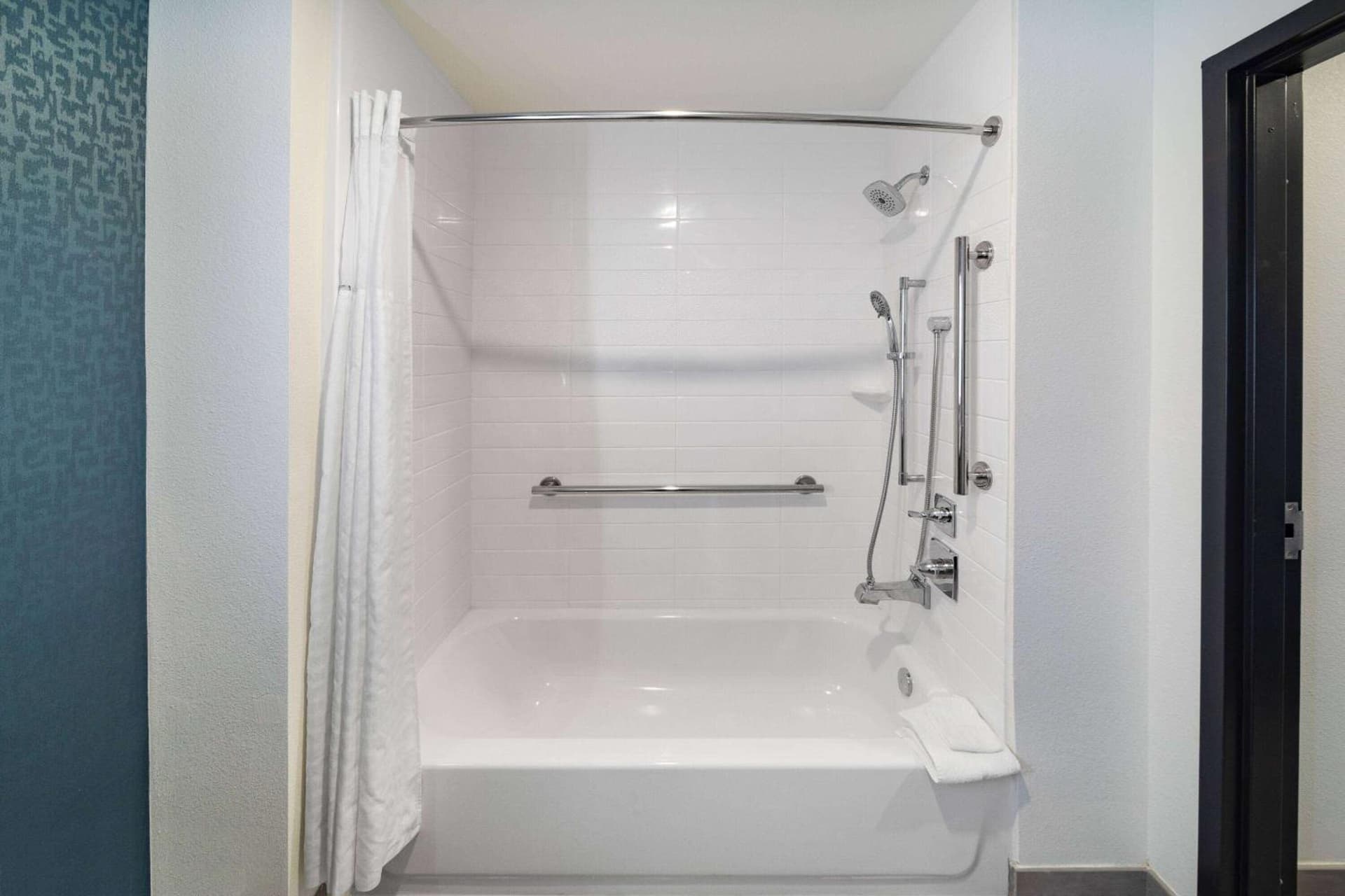 La Quinta Inn & Suites by Wyndham Texas City I 45 Galveston Area property views in Texas City, TX — gallery photo 3