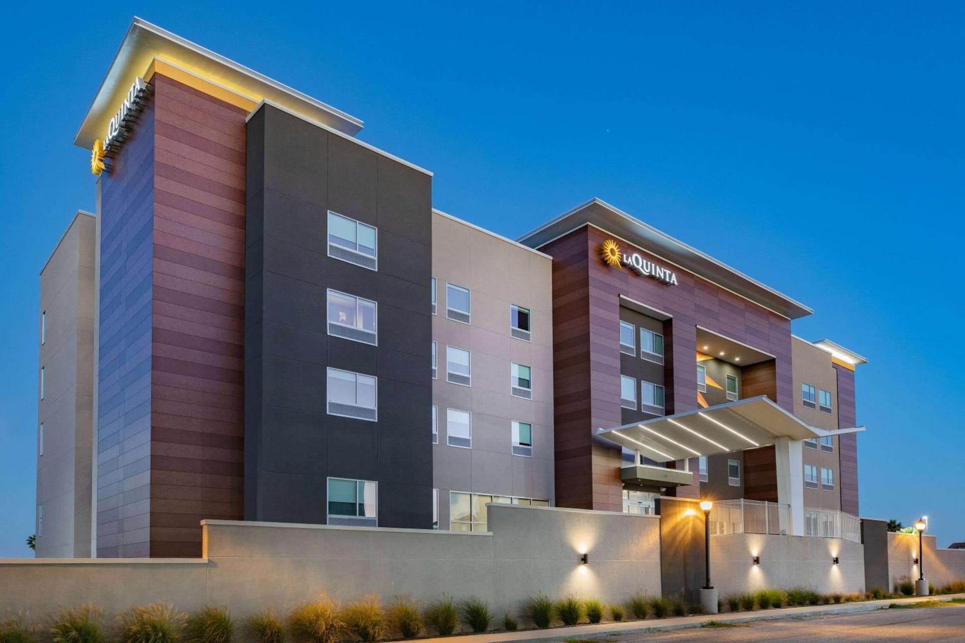 La Quinta Inn & Suites by Wyndham Galveston North at I-45 property views in Galveston, TX — gallery photo 3