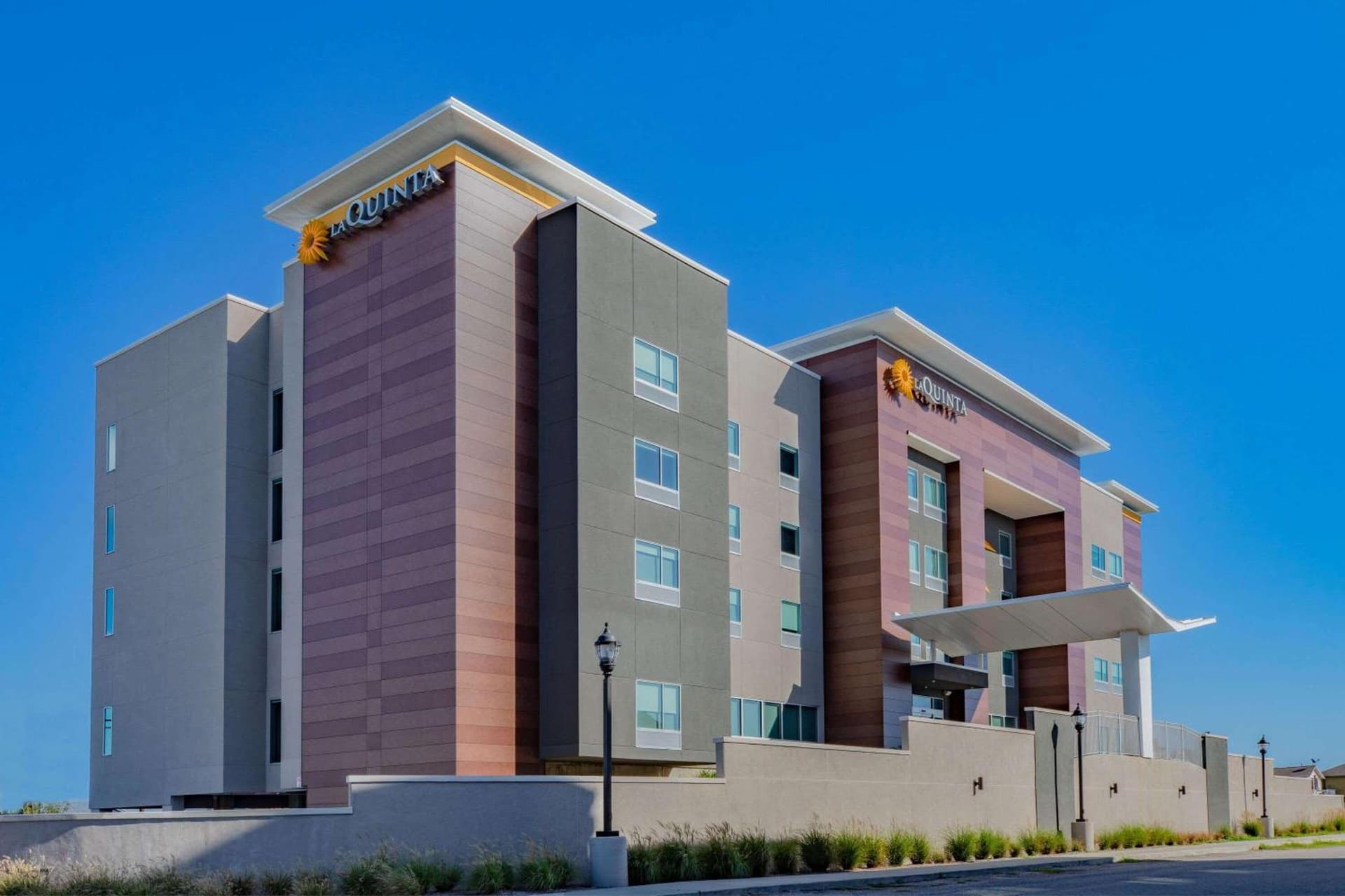 La Quinta Inn & Suites by Wyndham Galveston North at I-45 interior in Galveston, TX — gallery photo 2