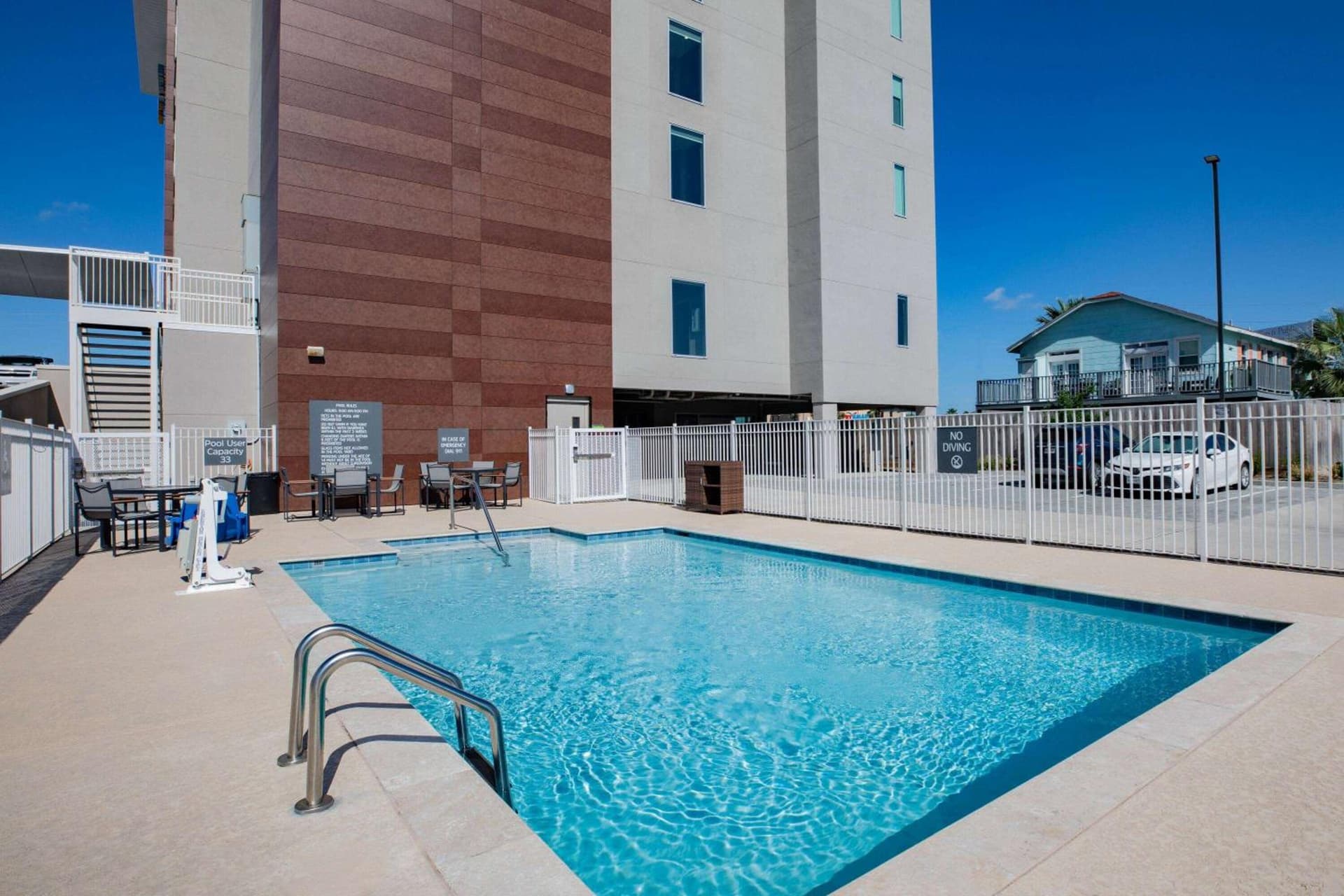 La Quinta Inn & Suites by Wyndham Galveston North at I-45 gallery photo in Galveston, TX — image 25