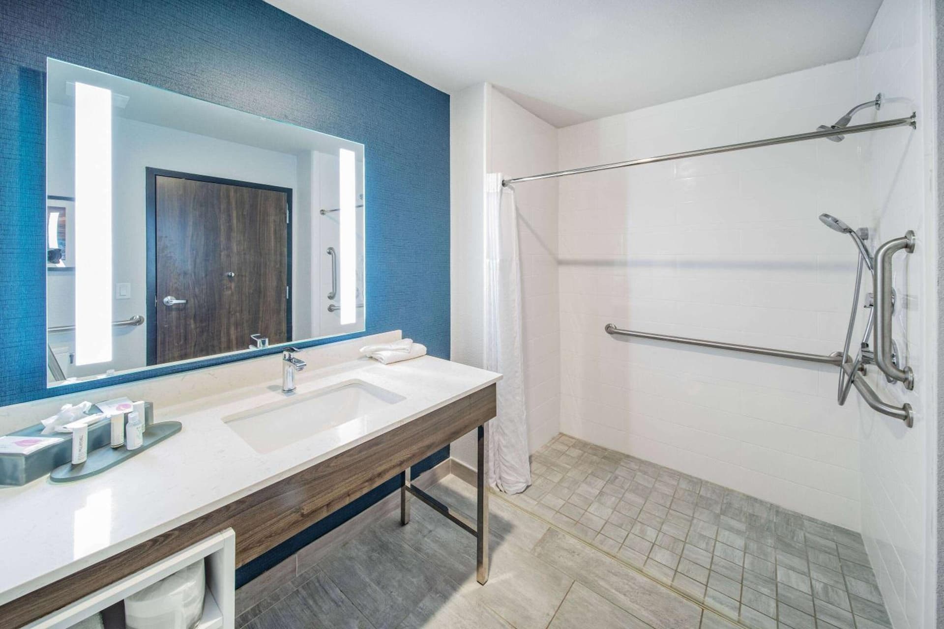 La Quinta Inn & Suites by Wyndham Galveston North at I-45 gallery photo in Galveston, TX — image 12