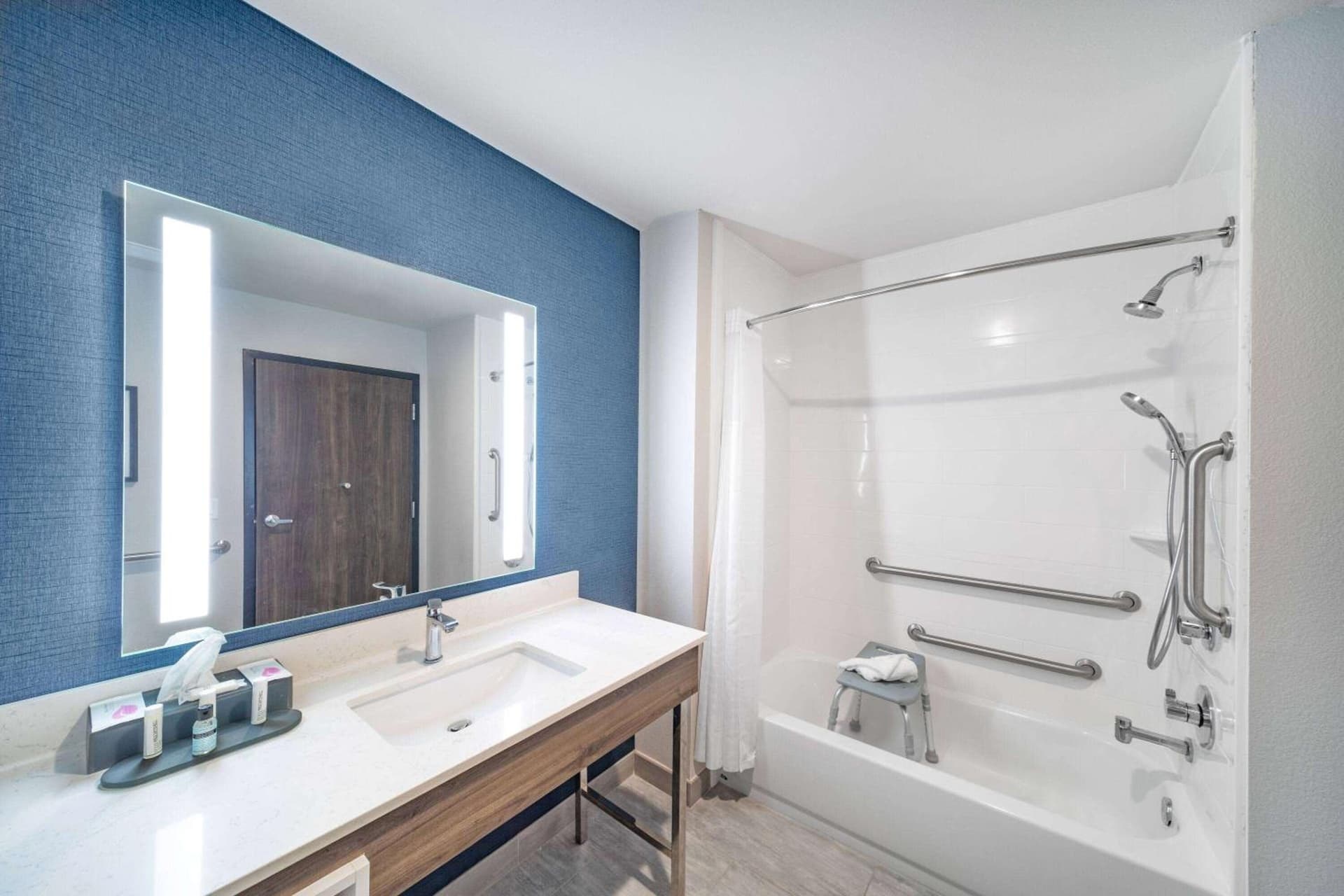 La Quinta Inn & Suites by Wyndham Galveston North at I-45 gallery photo in Galveston, TX — image 24