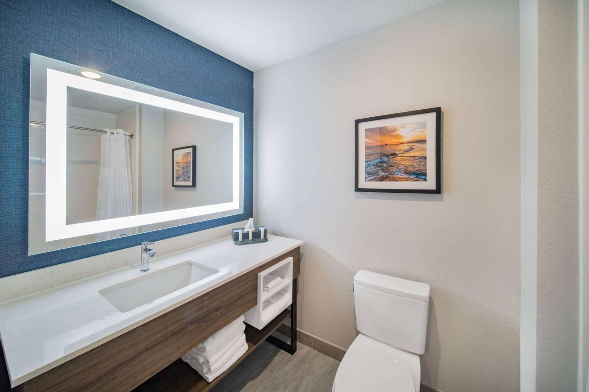 La Quinta Inn & Suites by Wyndham Galveston North at I-45 gallery photo in Galveston, TX — image 17