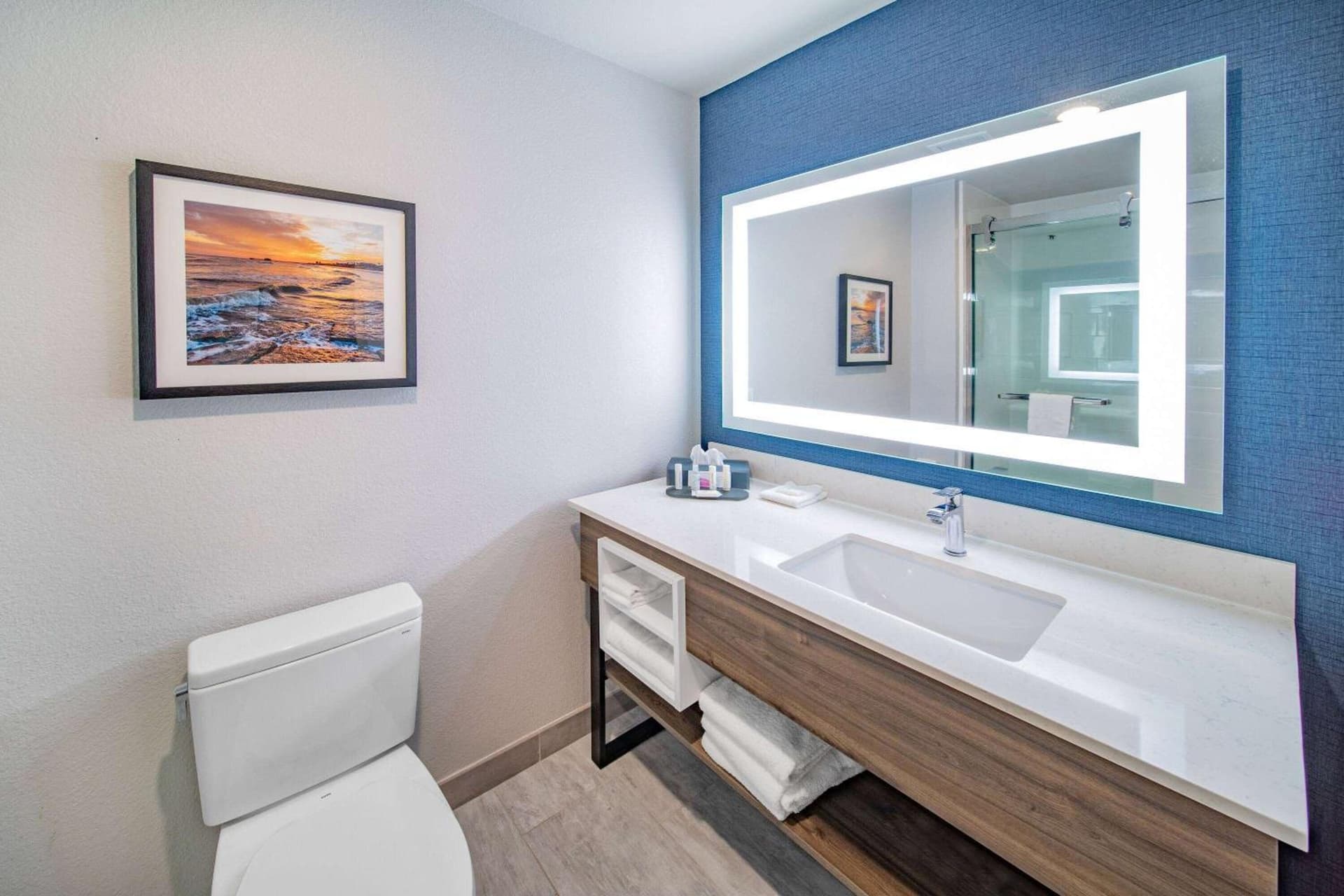 La Quinta Inn & Suites by Wyndham Galveston North at I-45 gallery photo in Galveston, TX — image 16