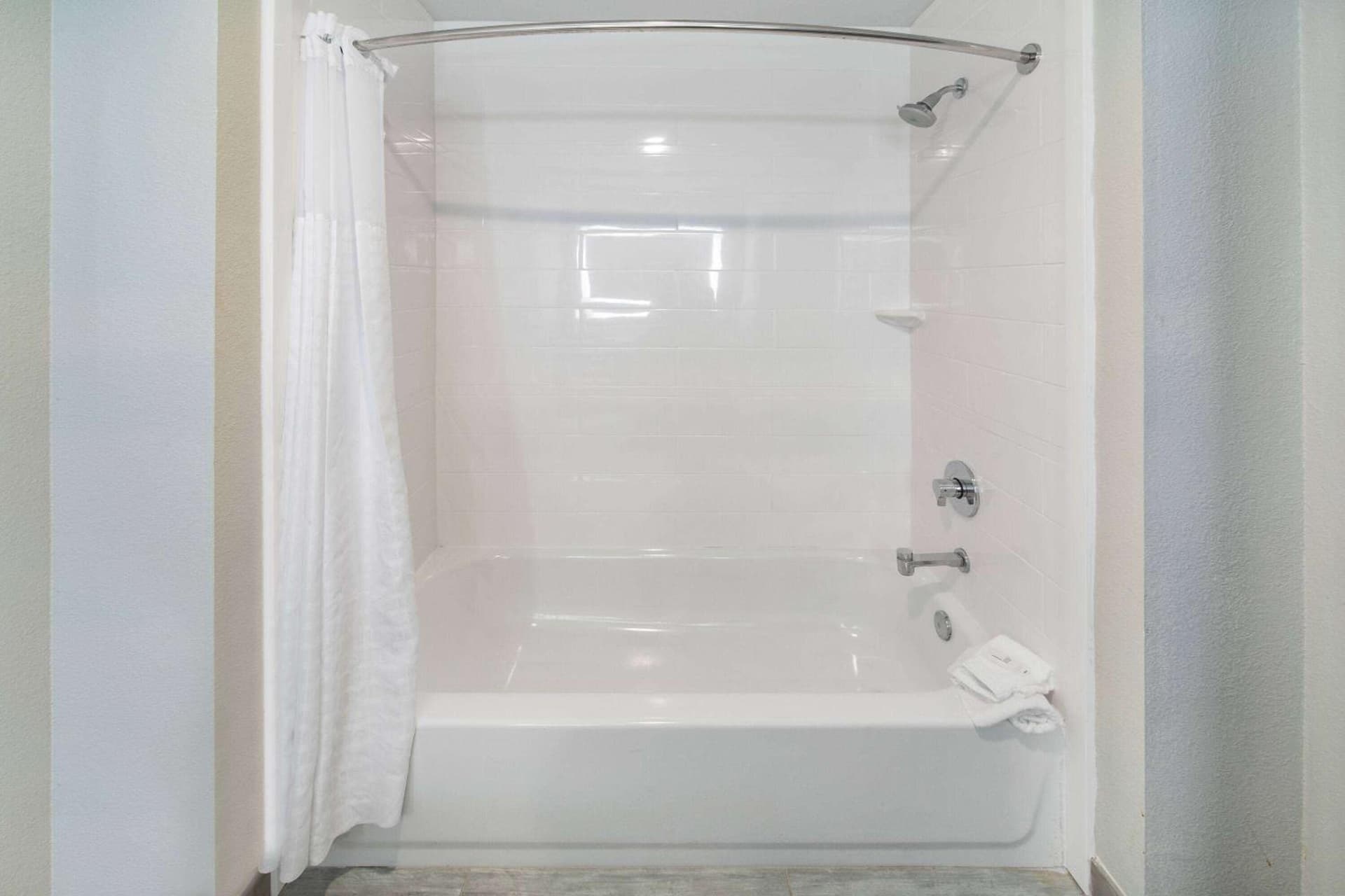La Quinta Inn & Suites by Wyndham Galveston North at I-45 gallery photo in Galveston, TX — image 10