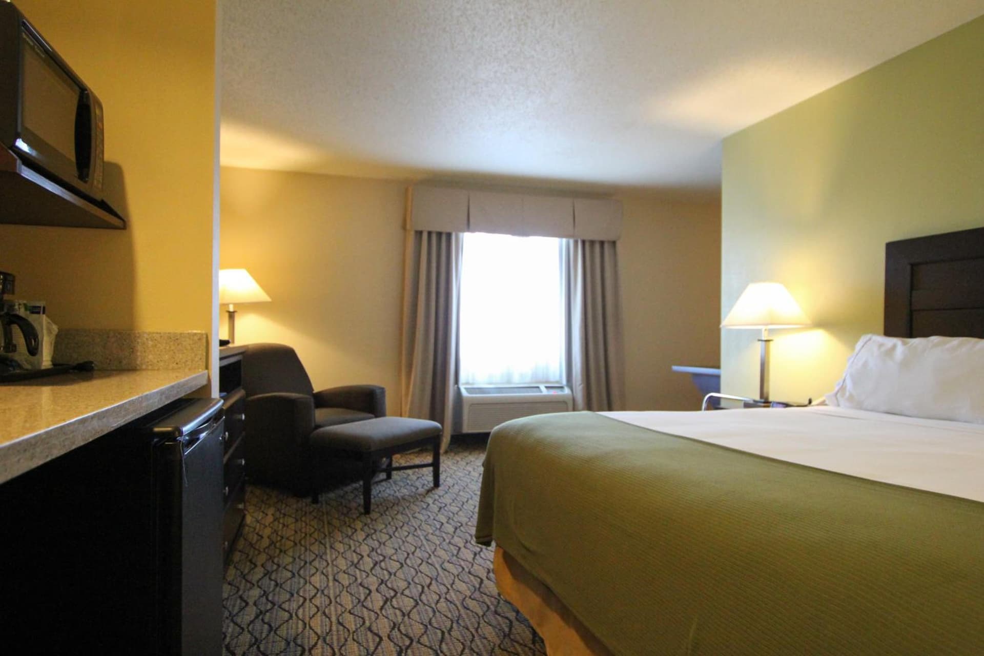 Holiday Inn Express & Suites Chicago-Libertyville by IHG interior in Libertyville, IL — gallery photo 2