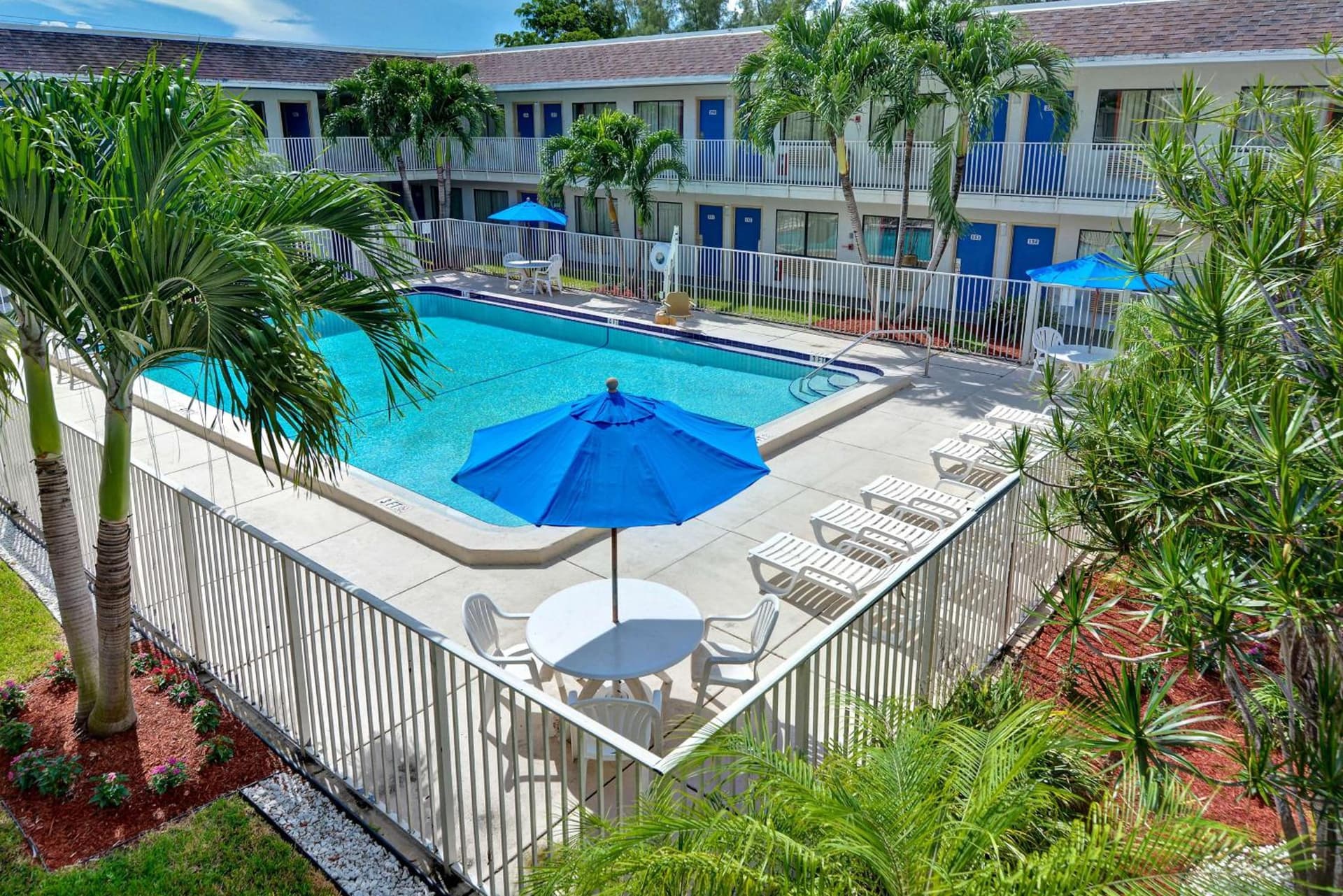 Motel 6 Dania Beach interior in Dania Beach, FL — gallery photo 2