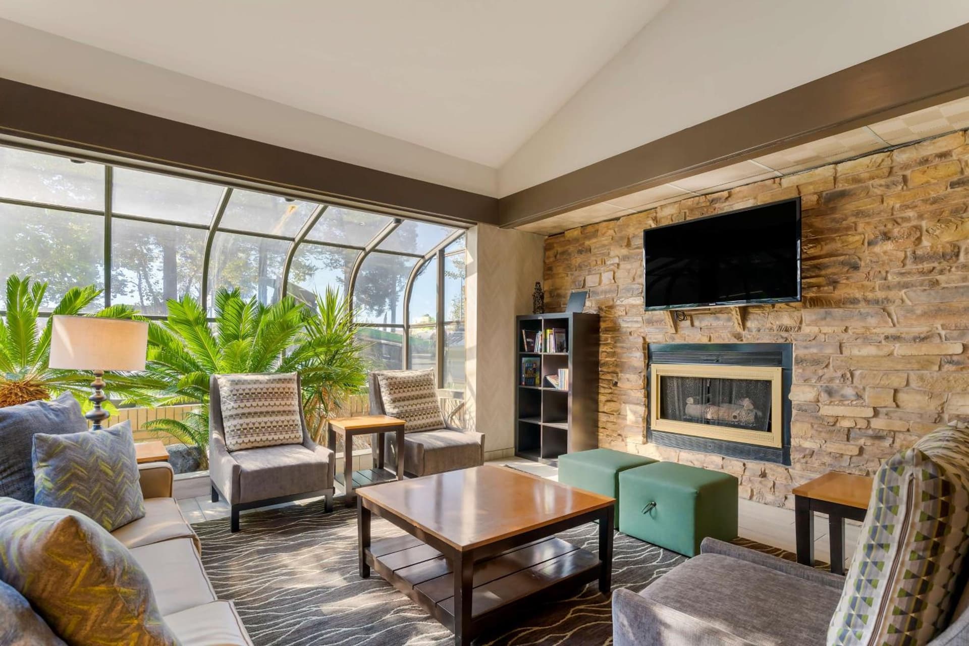 Best Western Plus Forest Park Inn interior in Gilroy, CA — gallery photo 2