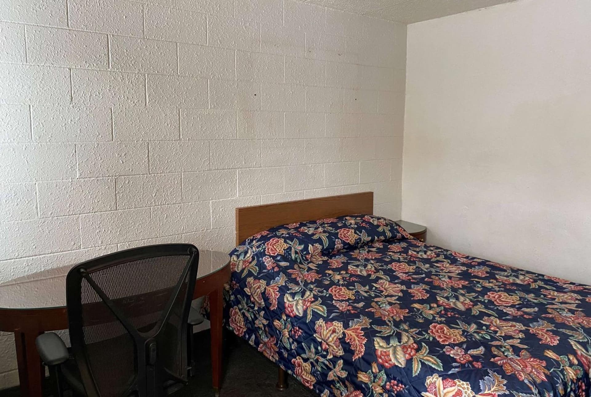Super 8 by Wyndham Rockford South interior in Rockford, IL — gallery photo 2