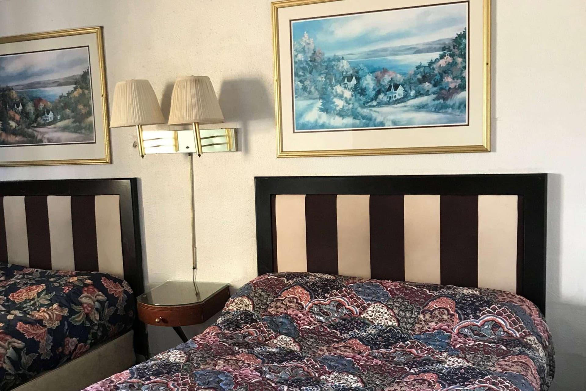 Super 8 by Wyndham Rockford South interior in Rockford, IL — gallery photo 2