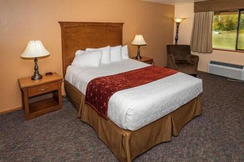 Cowlitz River Lodge interior in Packwood, WA — gallery photo 2