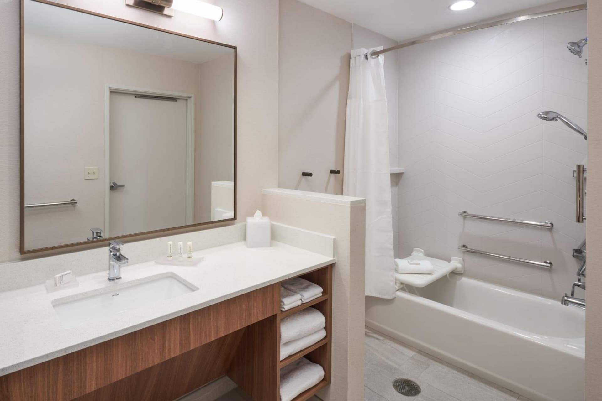 Fairfield by Marriott Inn & Suites West Palm Beach interior in West Palm Beach, FL — gallery photo 2