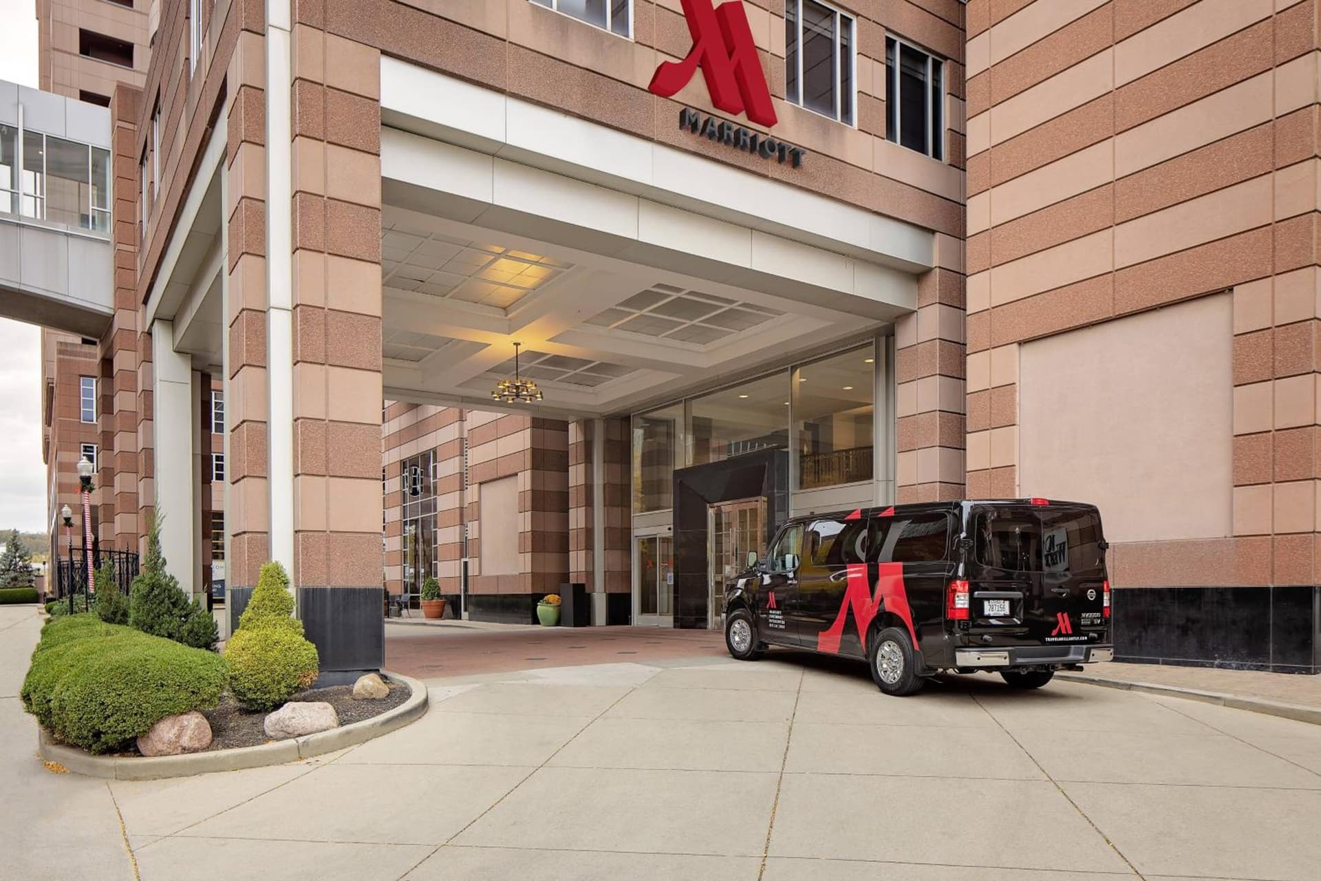 Cincinnati Marriott at RiverCenter interior in Covington, KY — gallery photo 2