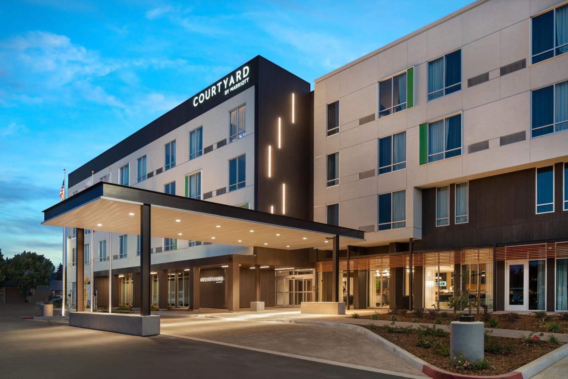 Courtyard by Marriott Fresno Clovis interior in Clovis, CA — gallery photo 2