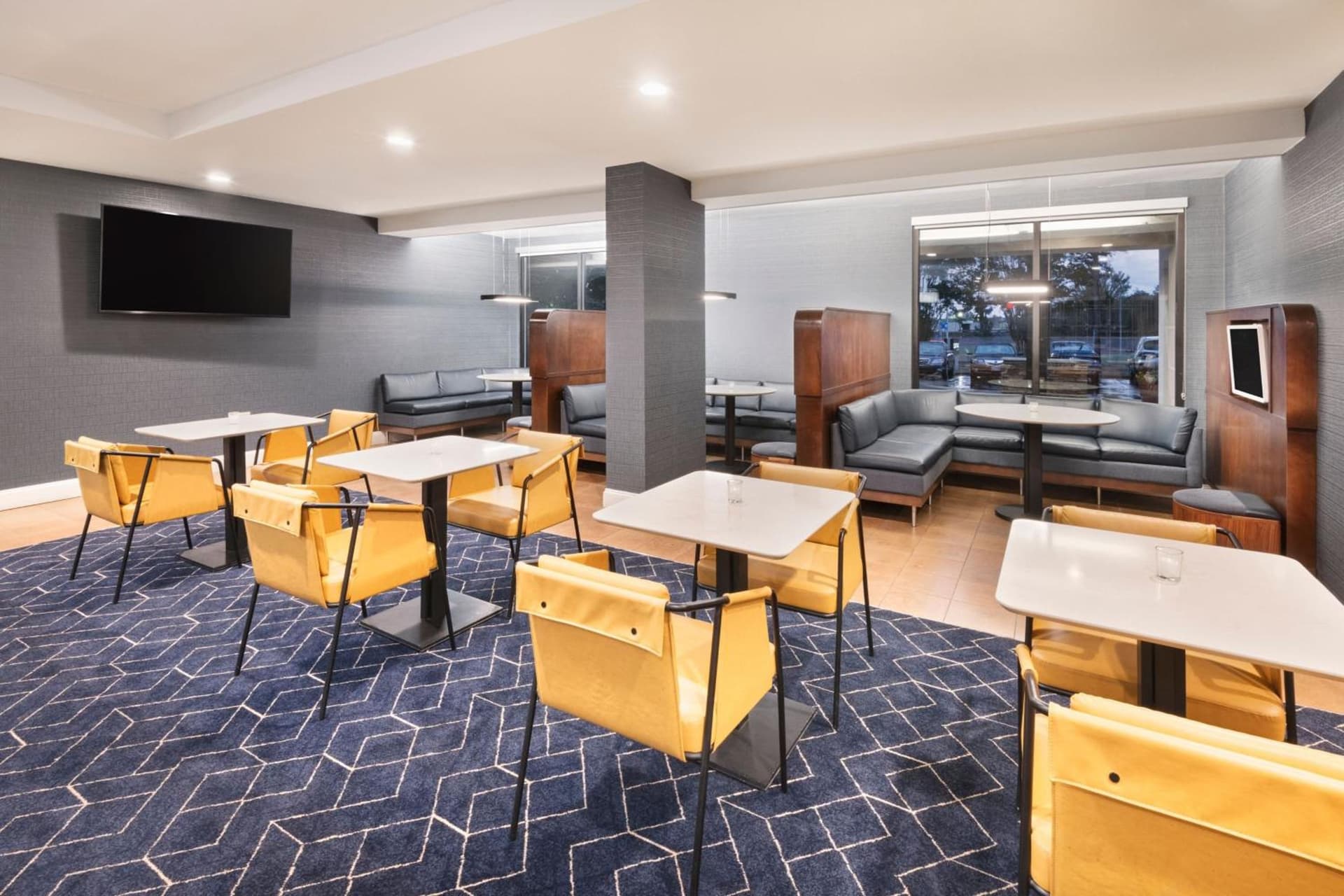 Courtyard by Marriott Burlington interior in Burlington, NC — gallery photo 2