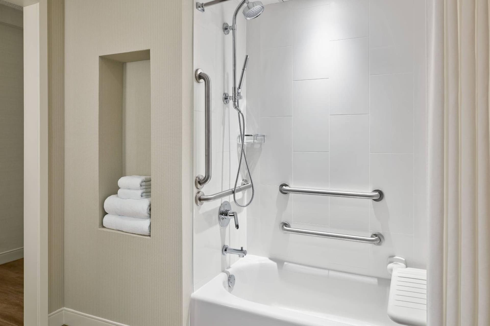 Delta Hotels by Marriott Muskegon Convention Center gallery photo in Muskegon, MI — image 41