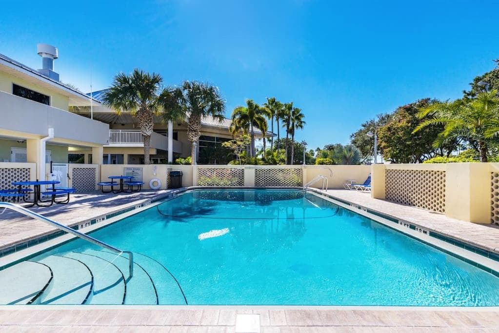 Your stay on the Bay! interior in Ruskin, FL — gallery photo 2
