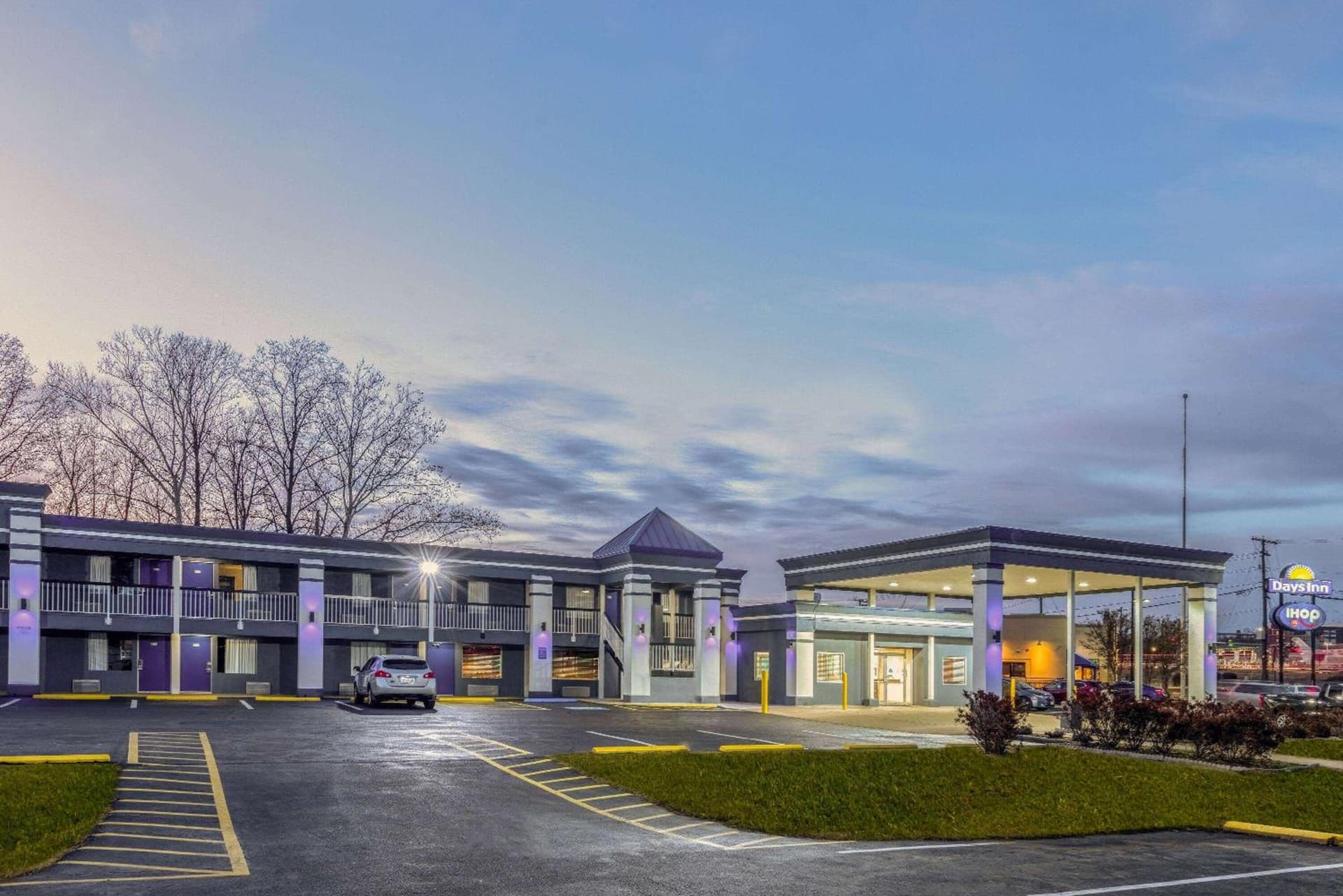 Days Inn by Wyndham Fredericksburg North interior in Fredericksburg, VA — gallery photo 2