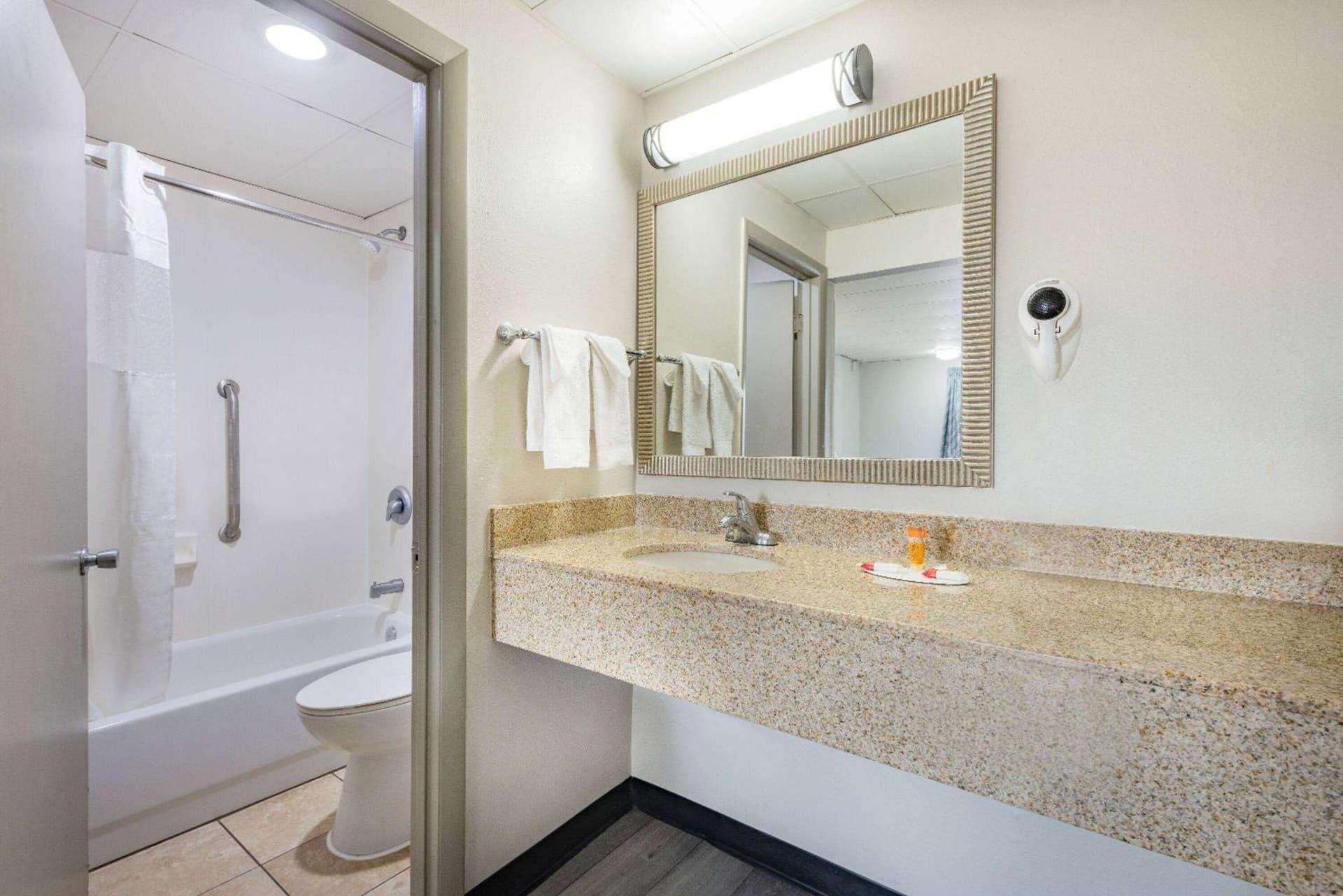 Days Inn by Wyndham Fredericksburg North gallery photo in Fredericksburg, VA — image 13