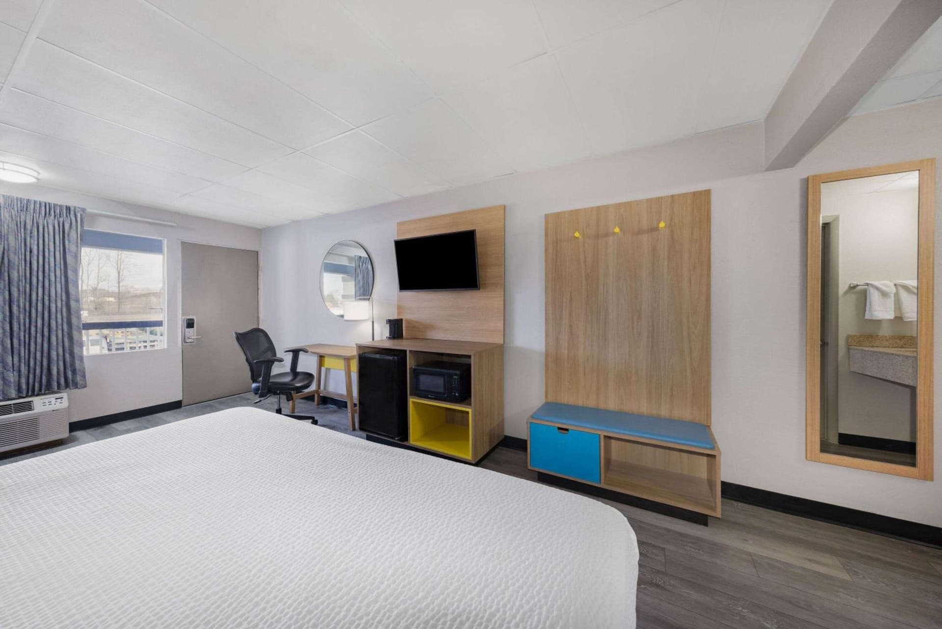 Days Inn by Wyndham Fredericksburg North property views in Fredericksburg, VA — gallery photo 3