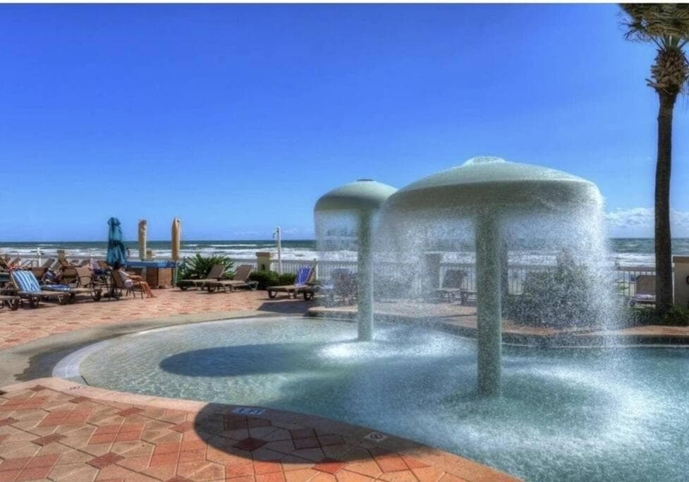 Beautiful one bedroom oceanfront condo property views in Daytona Beach, FL — gallery photo 3