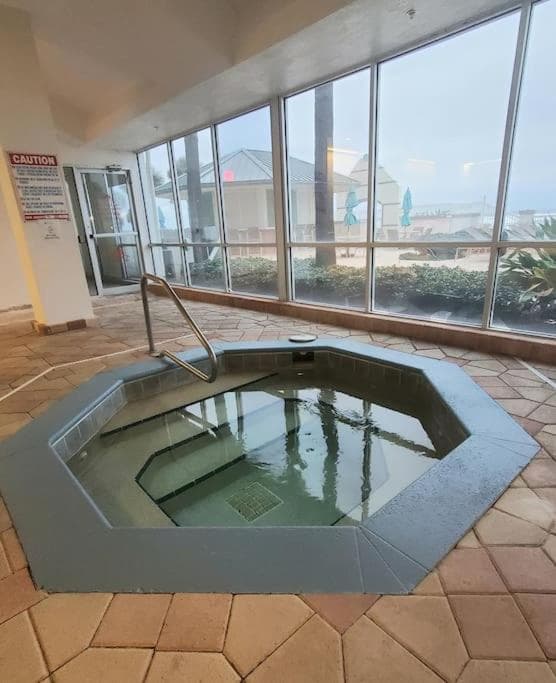 Beautiful one bedroom oceanfront condo interior in Daytona Beach, FL — gallery photo 2