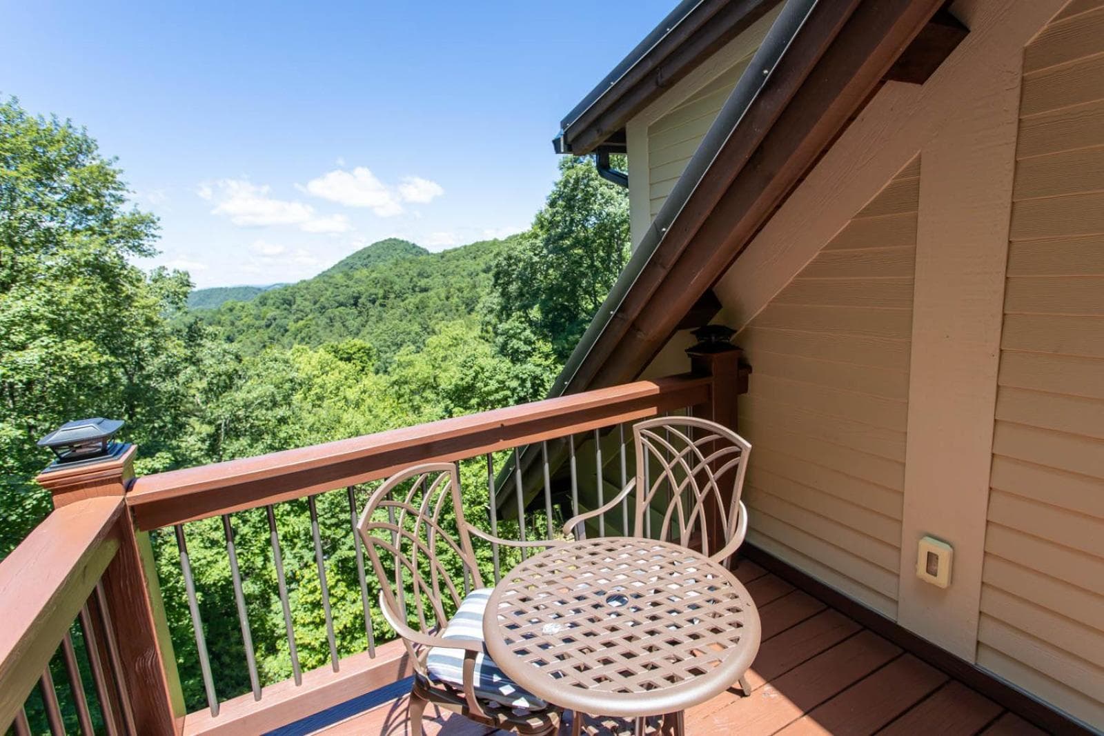 Lucky Bear Lodge property views in Blowing Rock, NC — gallery photo 3
