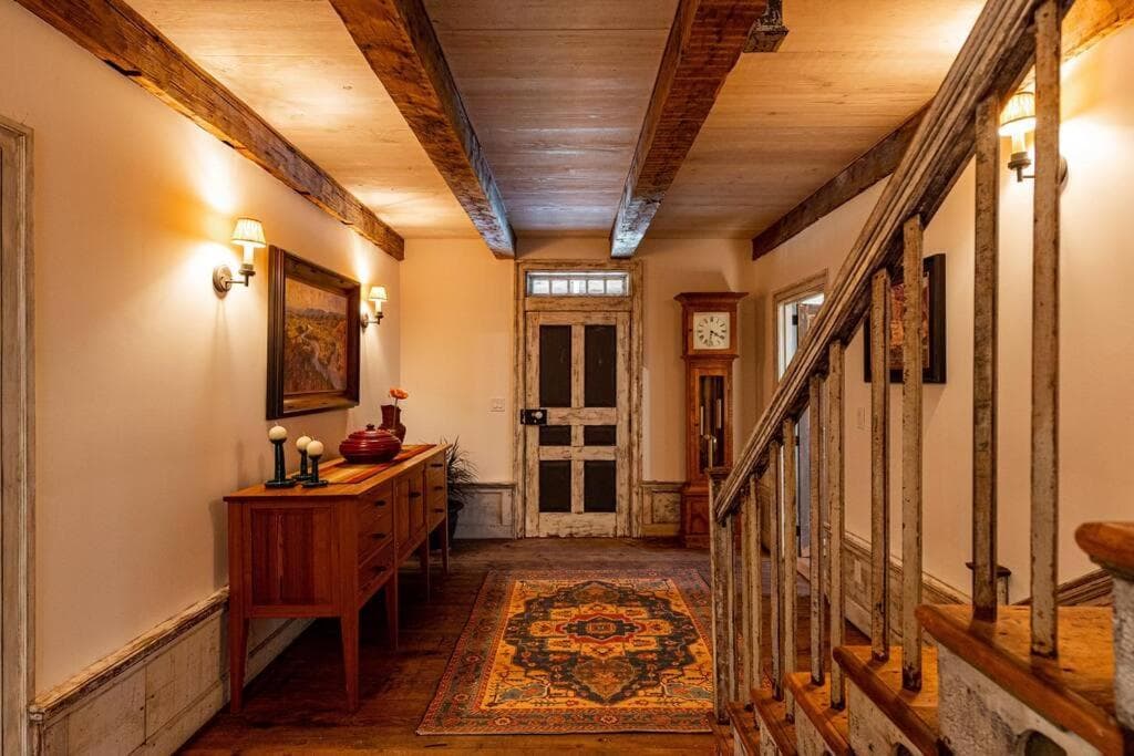 The Mohawk Valley House - 4 suite boutique hotel interior in Bellmead, TX — gallery photo 2