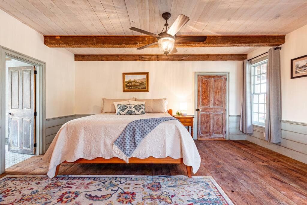 The Mohawk Valley House - 4 suite boutique hotel property views in Bellmead, TX — gallery photo 3
