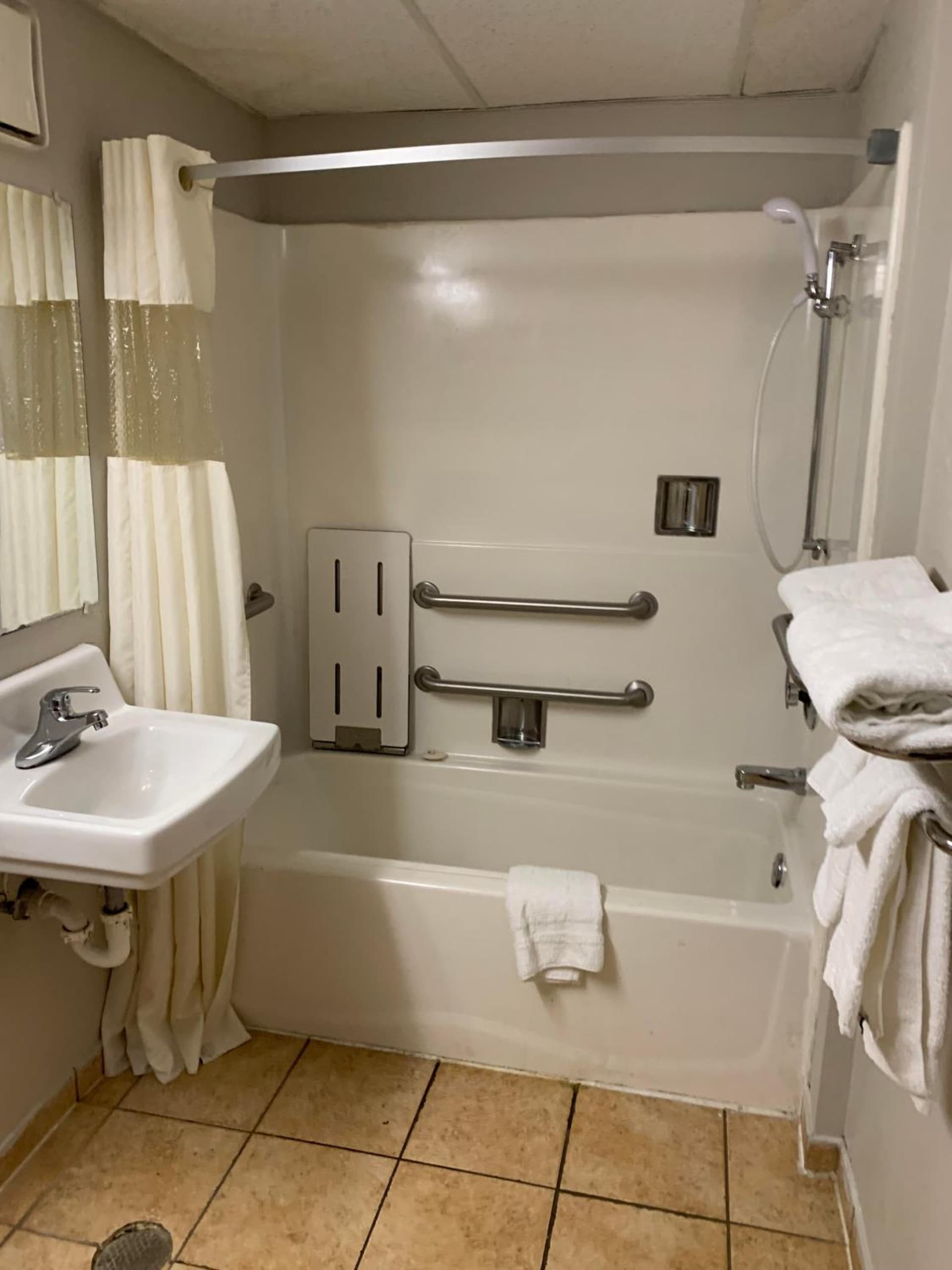 Days Inn by Wyndham Louisville Airport Fair and Expo Center gallery photo in Louisville, KY — image 37