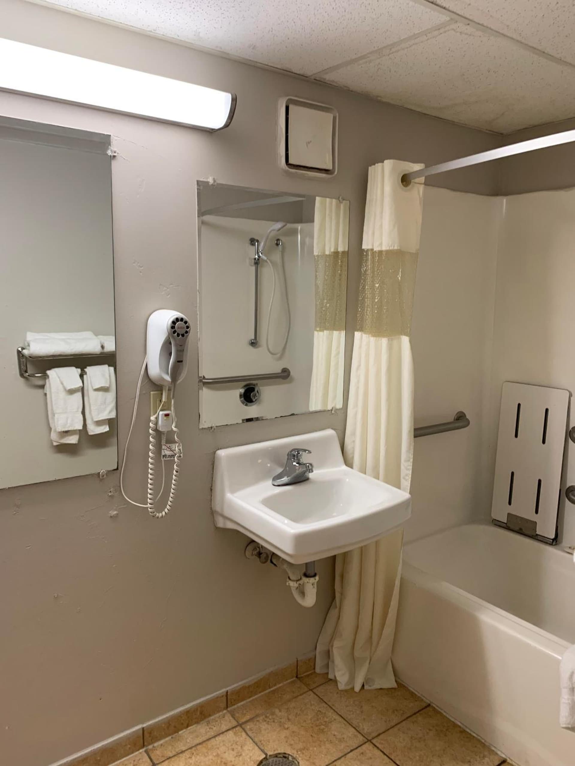 Days Inn by Wyndham Louisville Airport Fair and Expo Center gallery photo in Louisville, KY — image 9