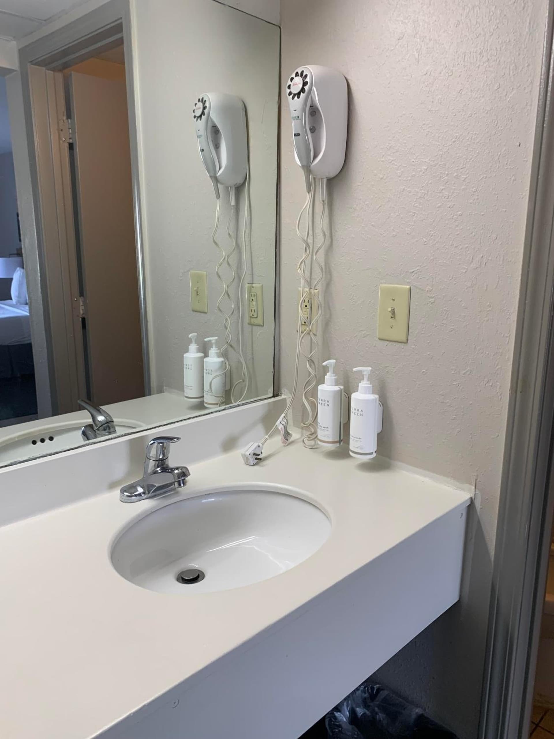 Days Inn by Wyndham Louisville Airport Fair and Expo Center interior in Louisville, KY — gallery photo 2