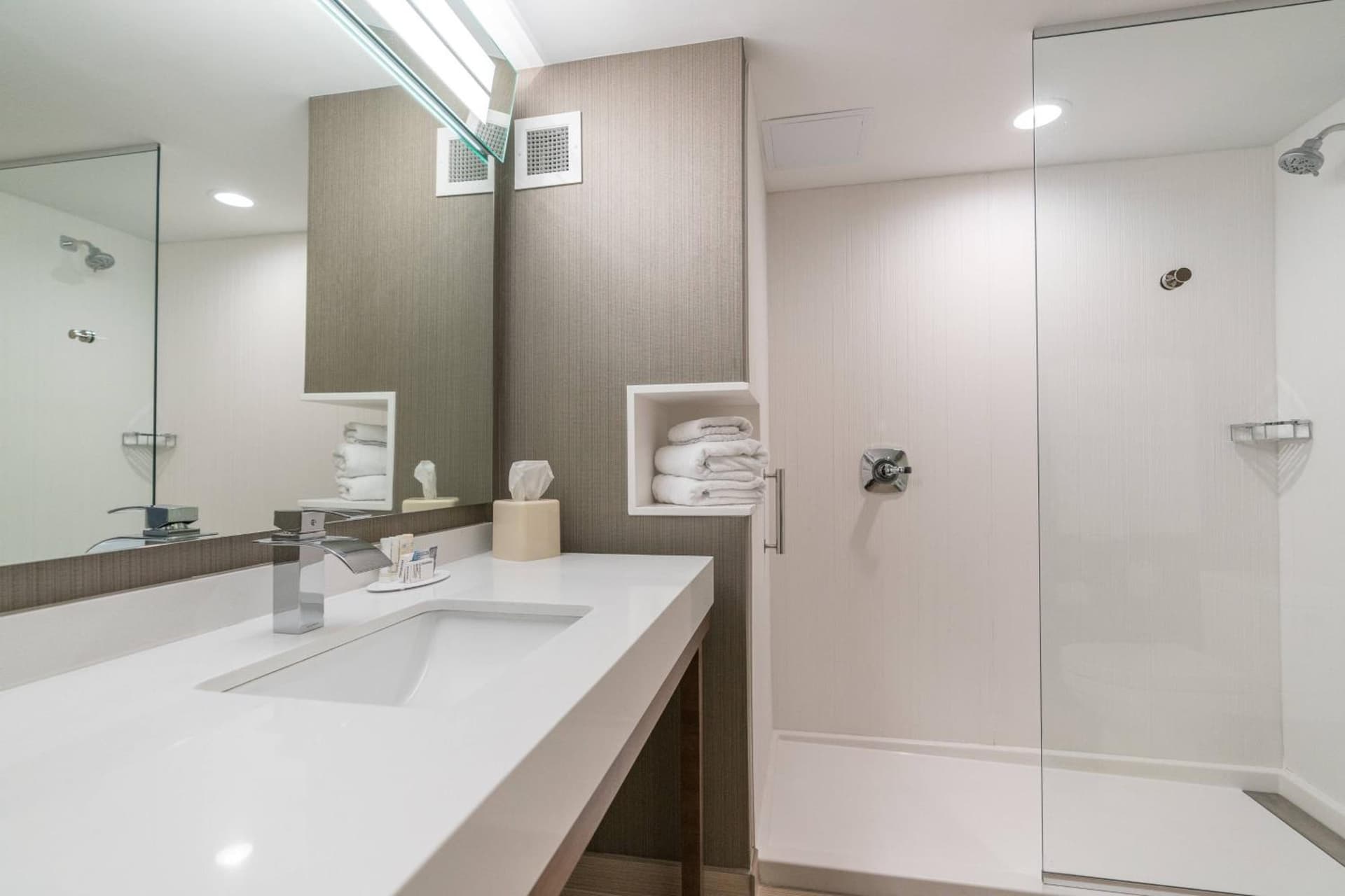 Courtyard by Marriott West Springfield gallery photo in West Springfield — image 18
