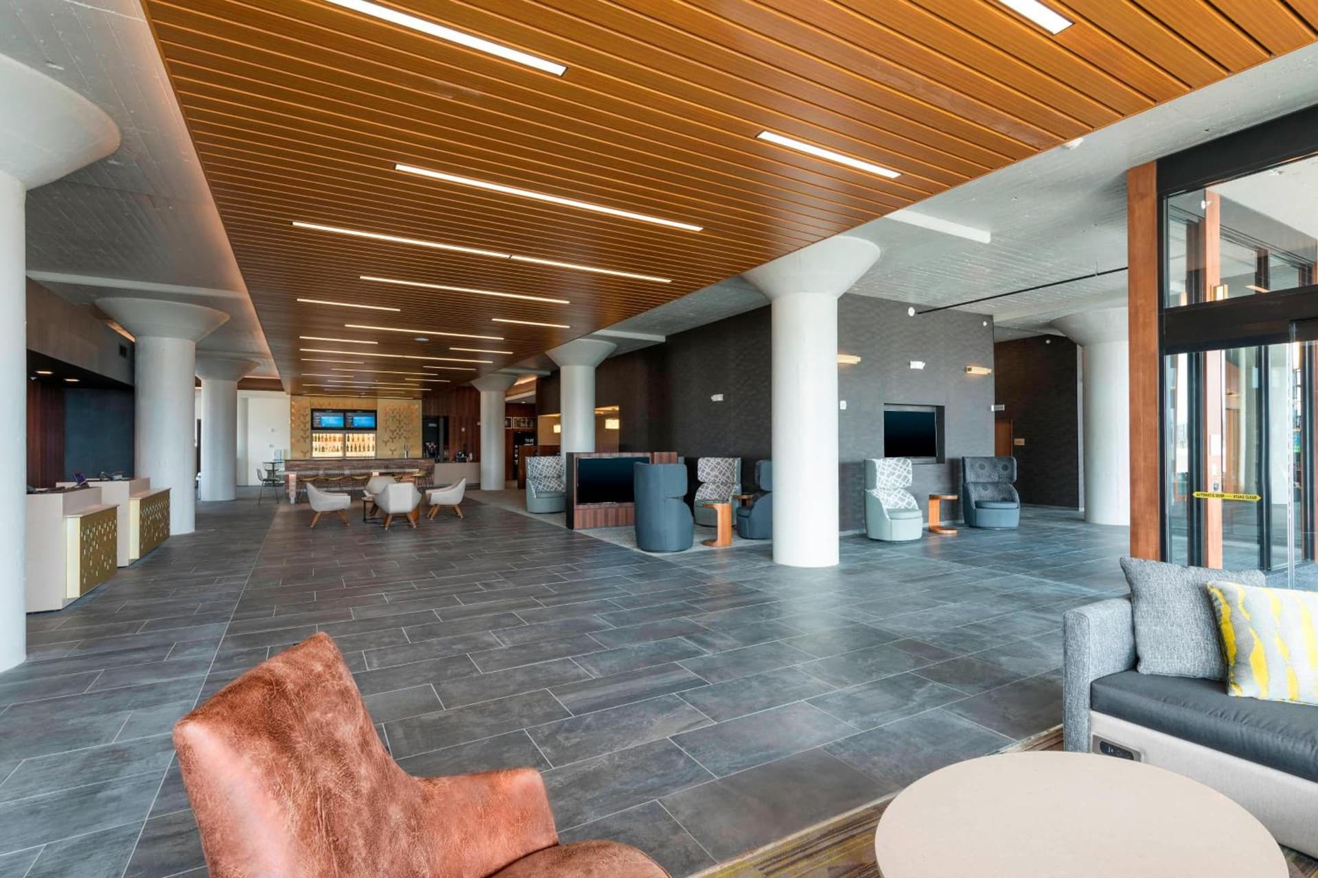 Courtyard by Marriott Waterloo Cedar Falls interior in Waterloo, IA — gallery photo 2