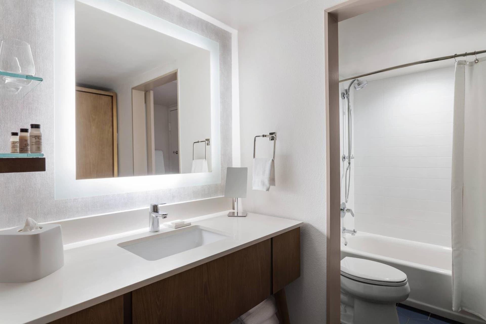 Delta Hotels by Marriott™ Virginia Beach Waterfront Suites gallery photo in Virginia Beach, VA — image 15