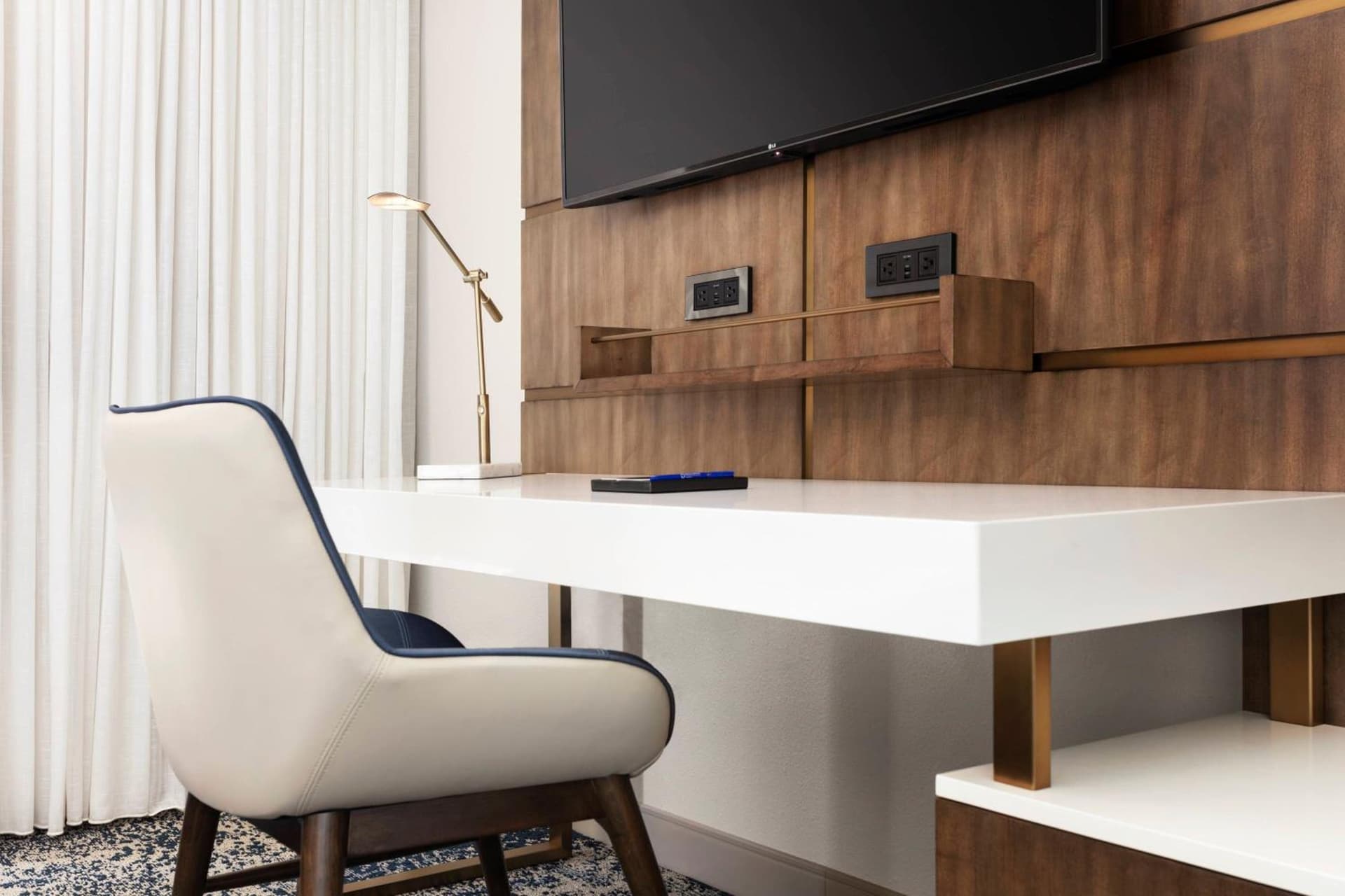 Delta Hotels by Marriott™ Virginia Beach Waterfront Suites gallery photo in Virginia Beach, VA — image 11